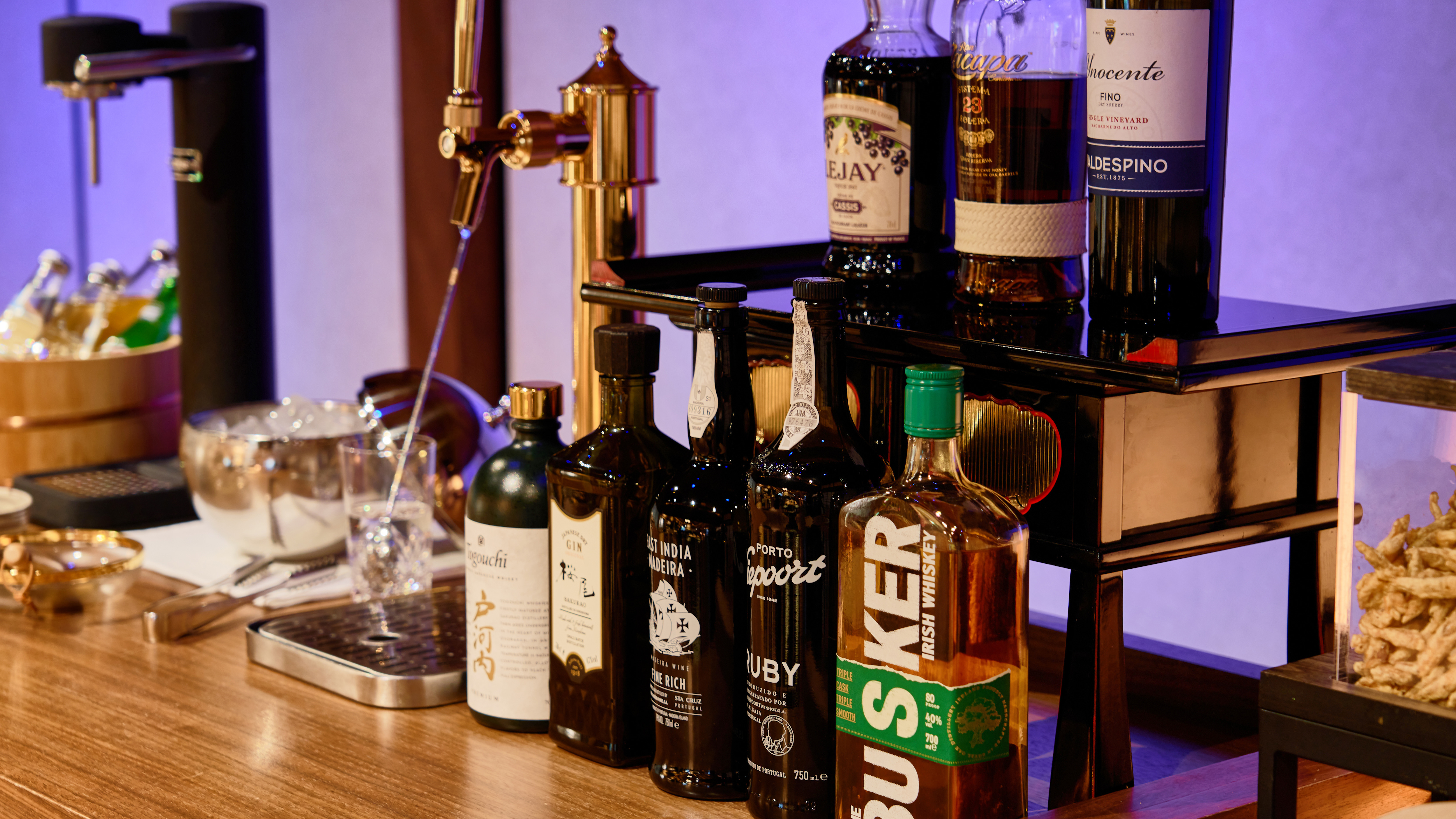 ラウンジには様々なお飲み物をご用意