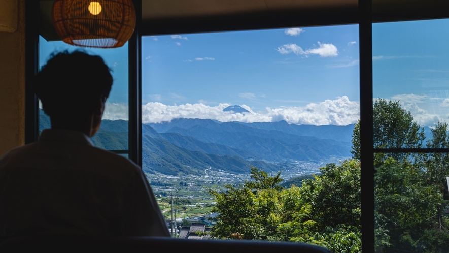 富士山と里山風景が望めるリビング