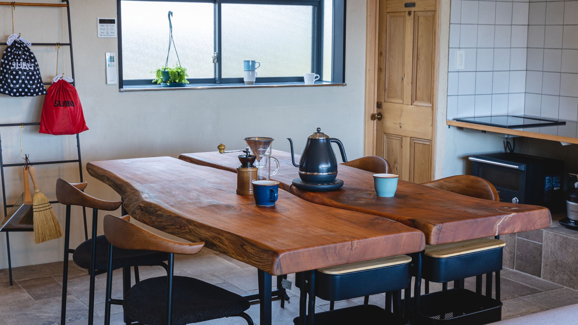 広々とした檜のダイニングテーブル