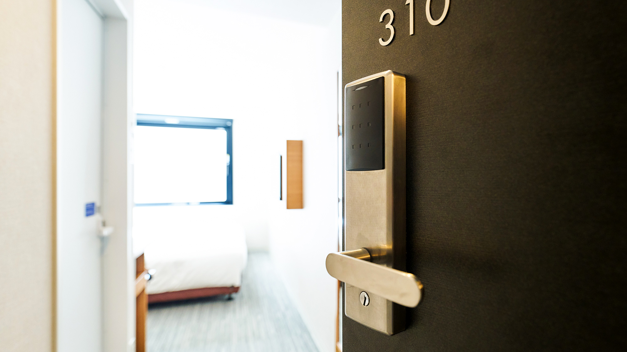 ・【ドア】扉を開ければ機能的なお部屋。仕事に観光にと多目的にご利用いただけます