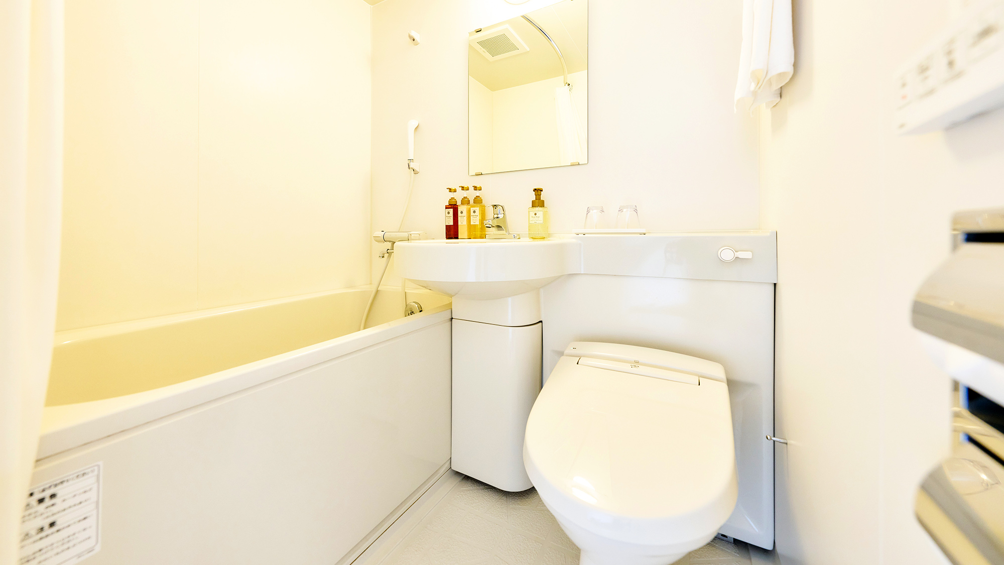 ・【浴室】アメニティバーに入浴剤がございます。1日の疲れを癒すくつろぎのバスタイム