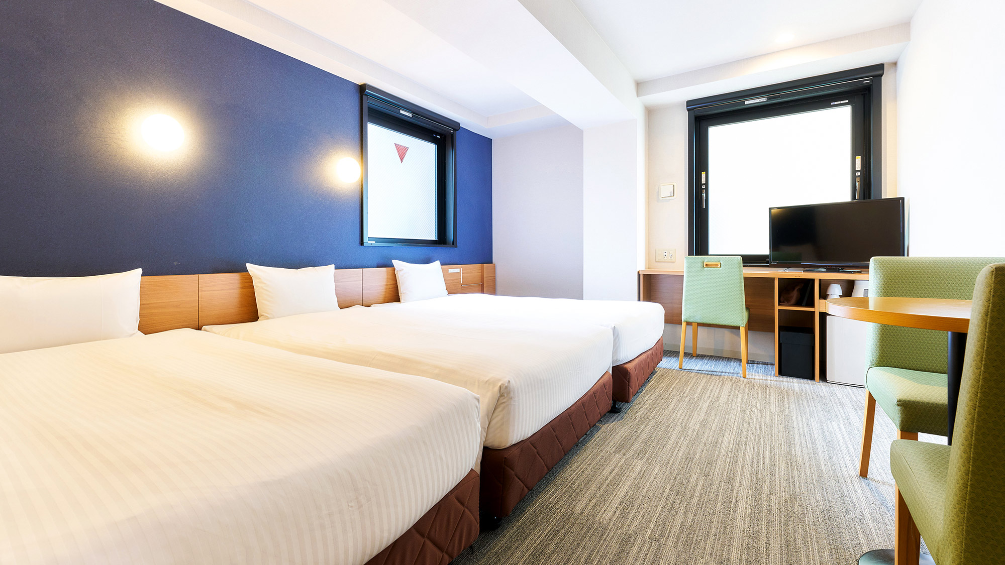 ・【トリプルルーム】窓から自然光が差し込み明るく、コンパクトながら機能的なお部屋です