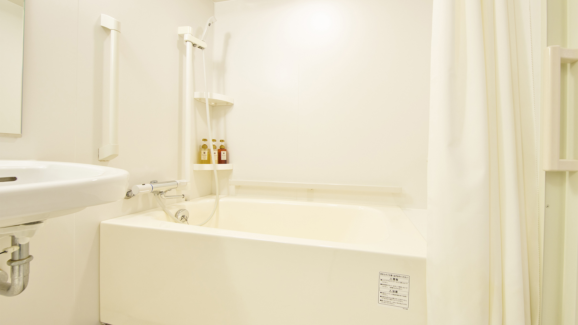 ・【ユニバーサルルーム／バスルーム】シャンプー、コンディショナー、ボディソープをご用意しています