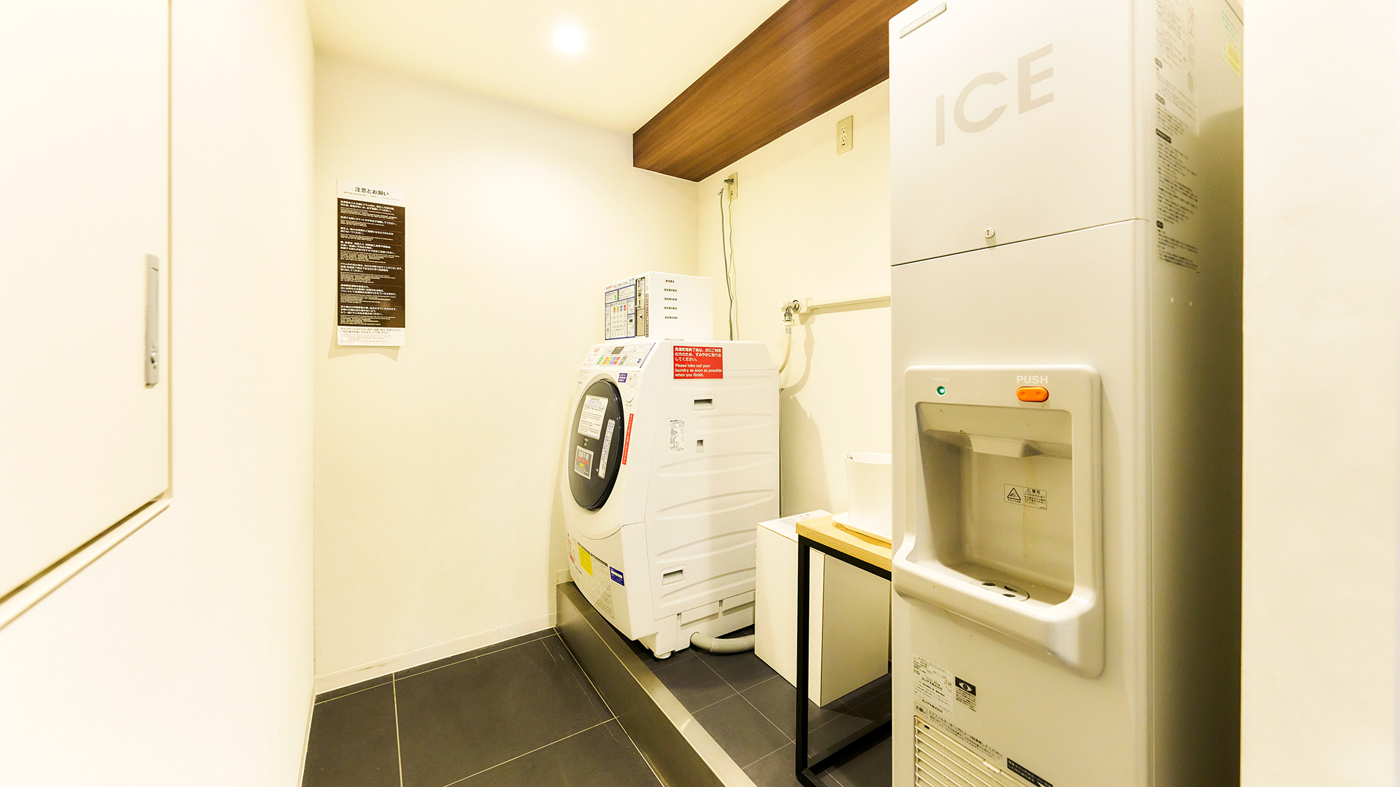 ・【サービスルーム】製氷機の奥に洗濯乾燥機がございます。ご自由にご利用ください