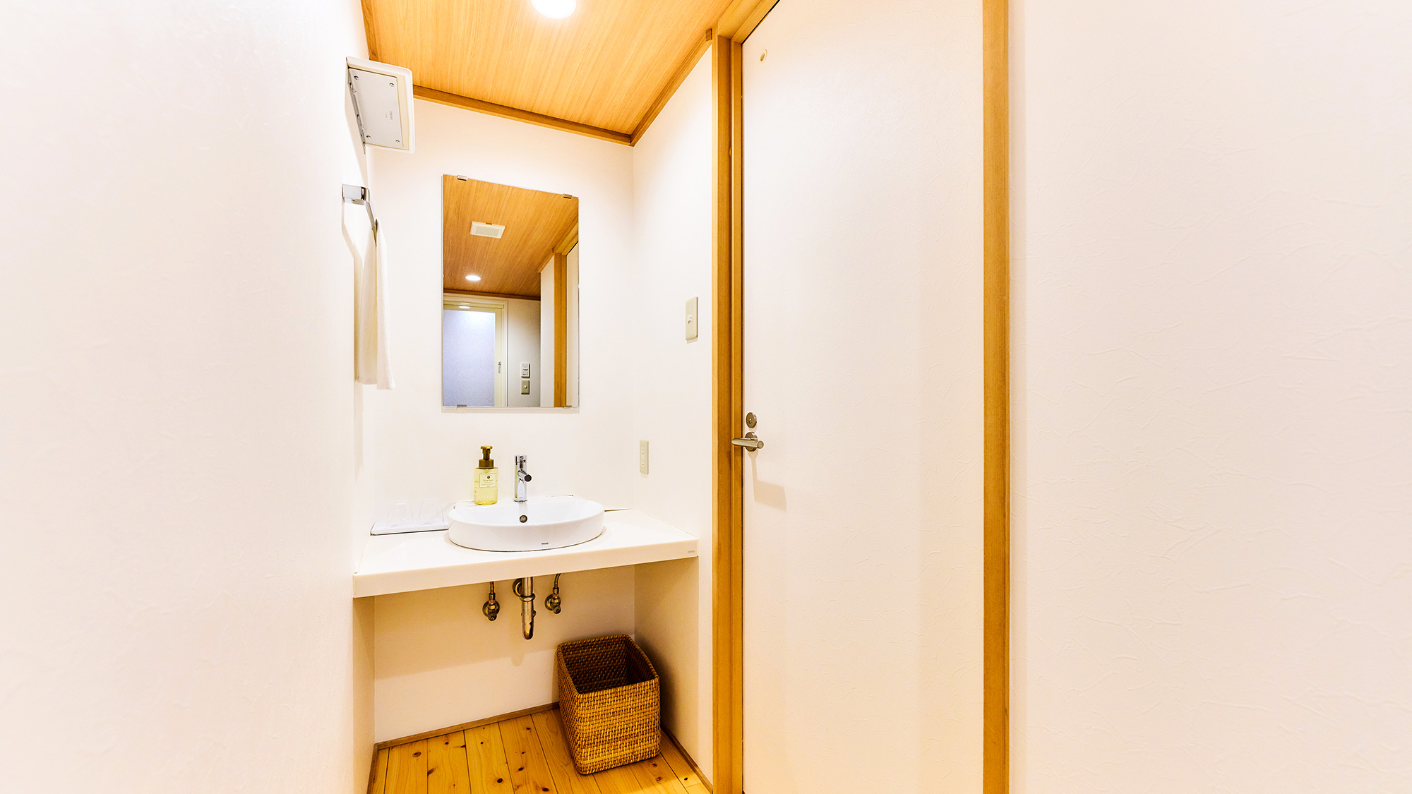 ・【特別和室】シンプルで機能的なデザインの洗面台です