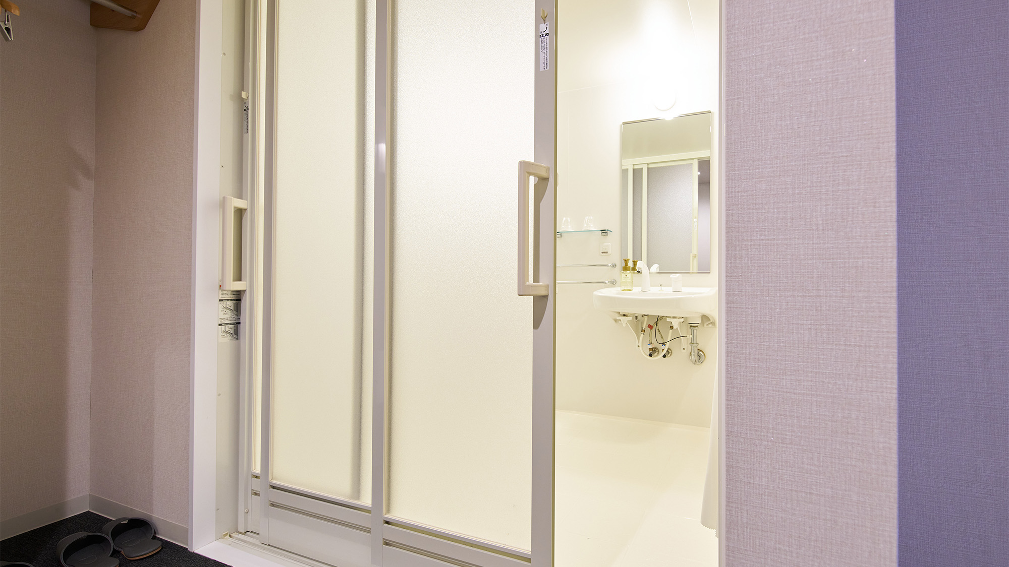 ・【ユニバーサルルーム／バスルーム】段差が少なく、車いすでも安心してご利用いただけます