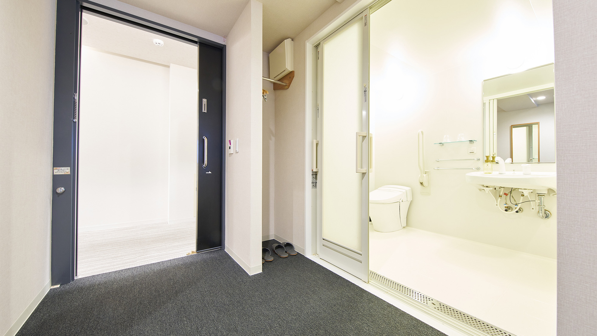 ・【ユニバーサルルーム／バスルーム】入口が大きく開き、出入りがスムーズです