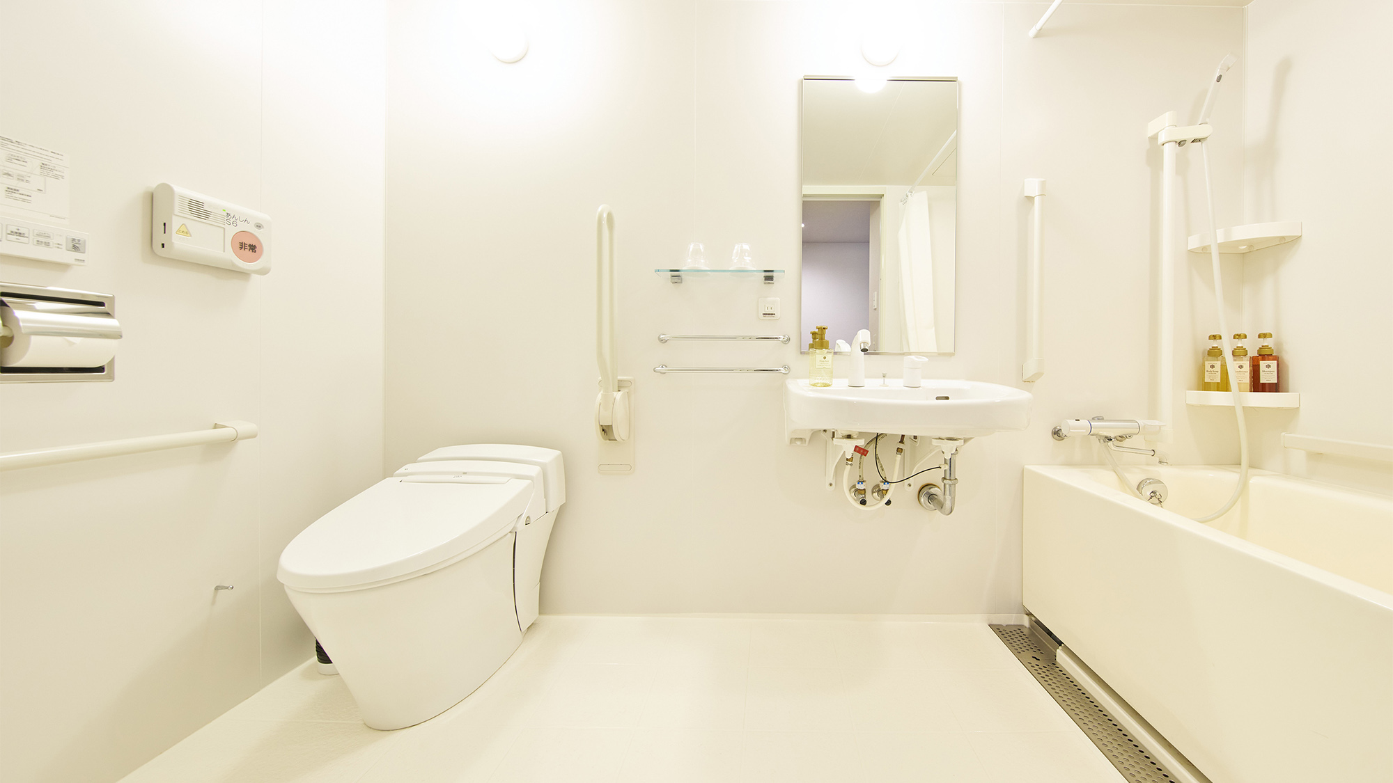 ・【ユニバーサルルーム／バスルーム】同伴の方も一緒に入れる、ゆとりのスペースがございます