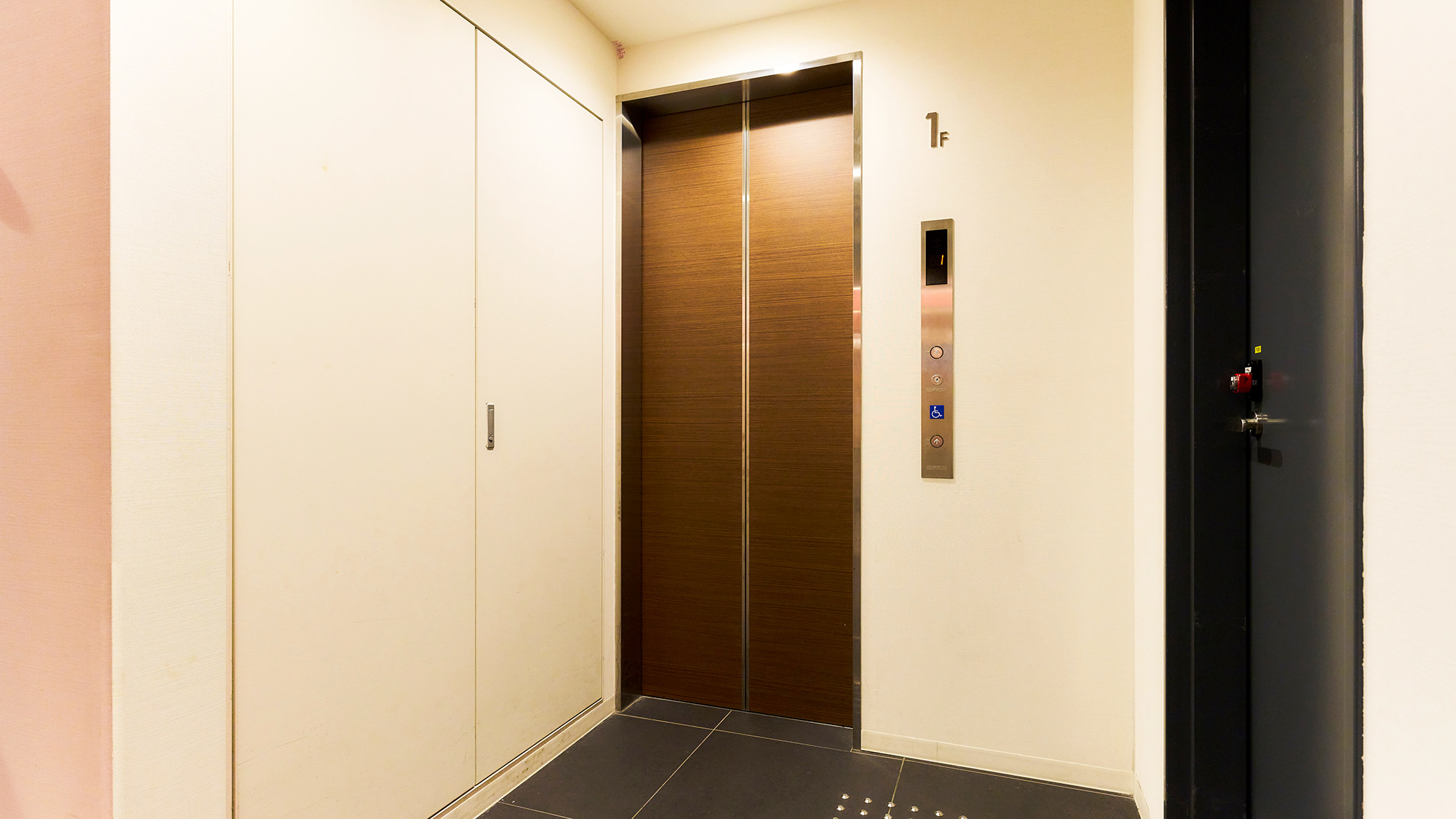 ・【エレベータ】階段が苦手な方やお年寄り・お子様連れでも安心してご滞在いただけます