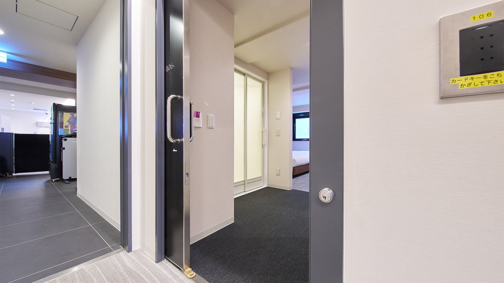 ・【ユニバーサルルーム】フロア内は段差がなく、お部屋へ快適に入れます