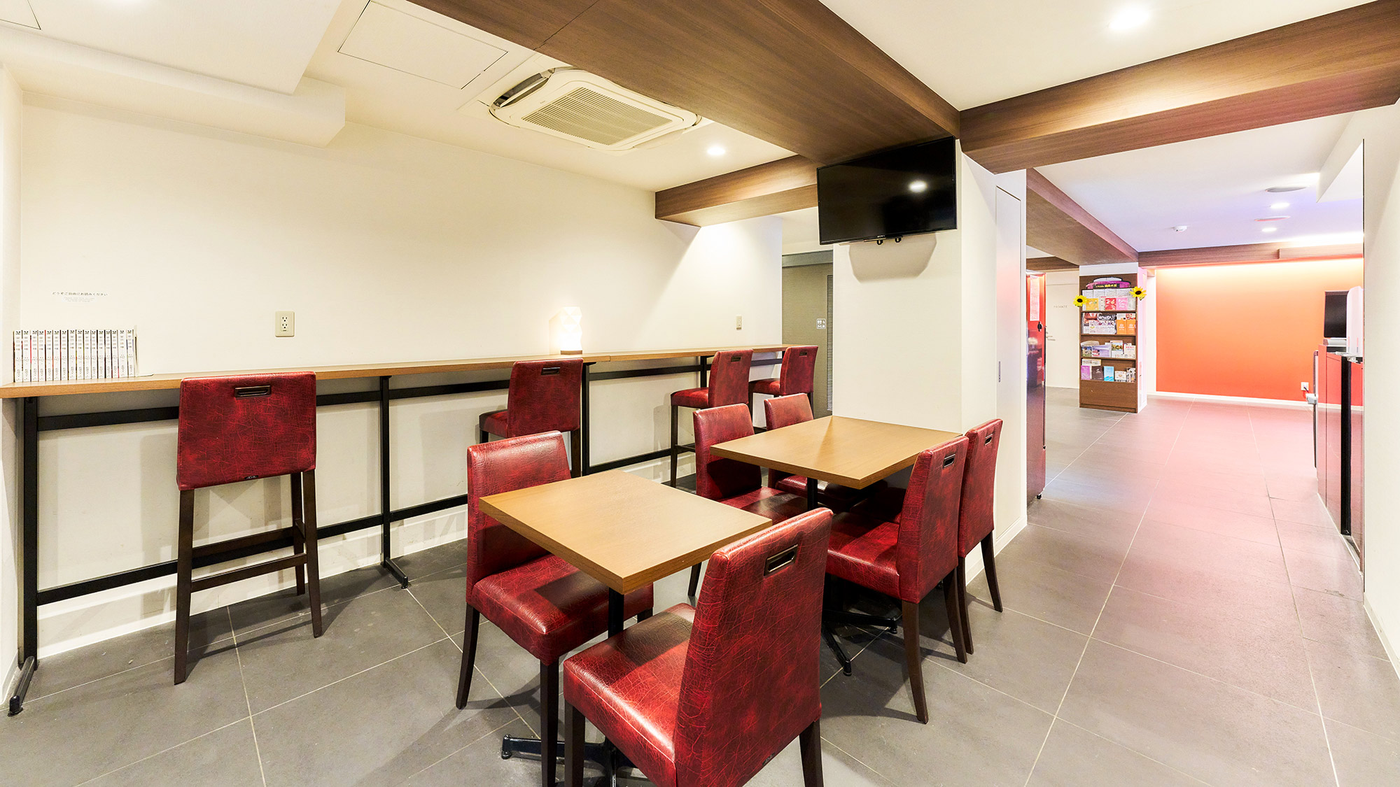 ・【朝食場所】ご朝食はこちらのフリースペースをご利用ください