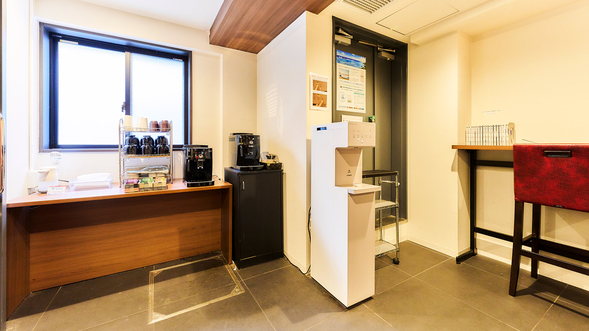 ・【アメニティ】フリードリンクのコーヒー、紅茶、緑茶、お水、お湯はこちらをご利用下さい