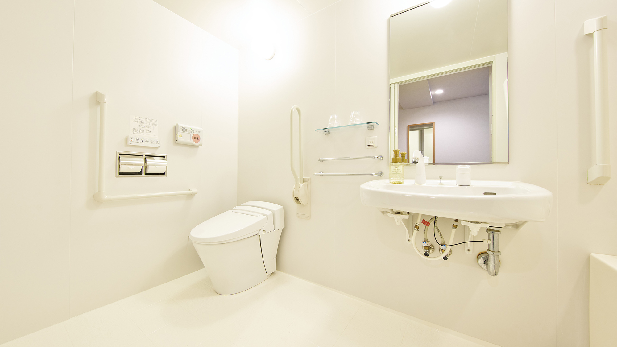 ・【ユニバーサルルーム／バスルーム】洗浄機能付きトイレと手すり、非常ボタン付きです