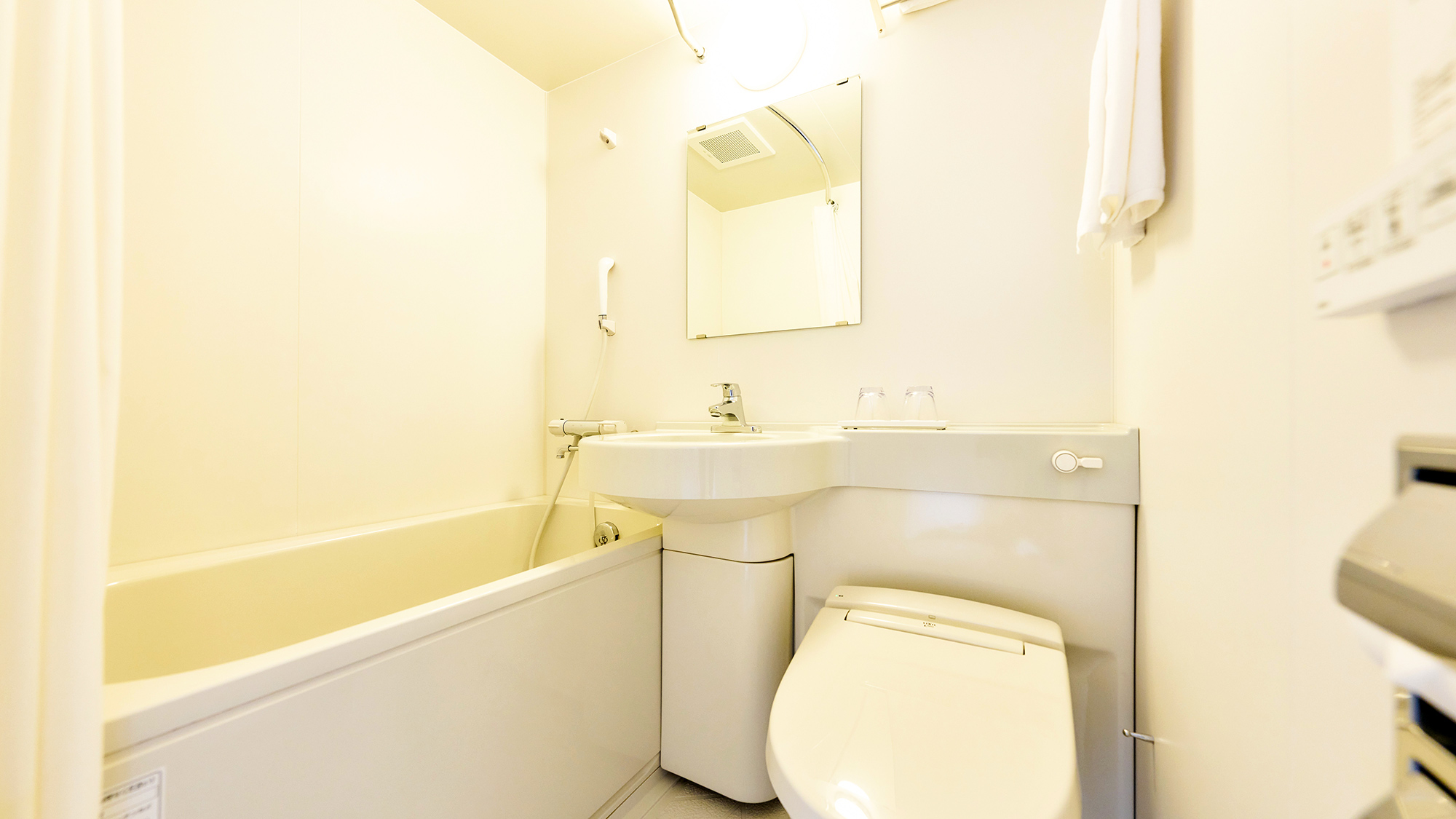 ・【浴室】コンパクトながらバスタブに浸かって疲れを癒せるユニットタイプです