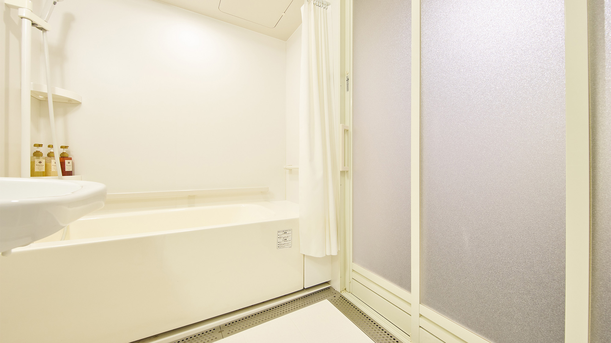 ・【ユニバーサルルーム／バスルーム】広い洗い場で介助もしやすく快適です