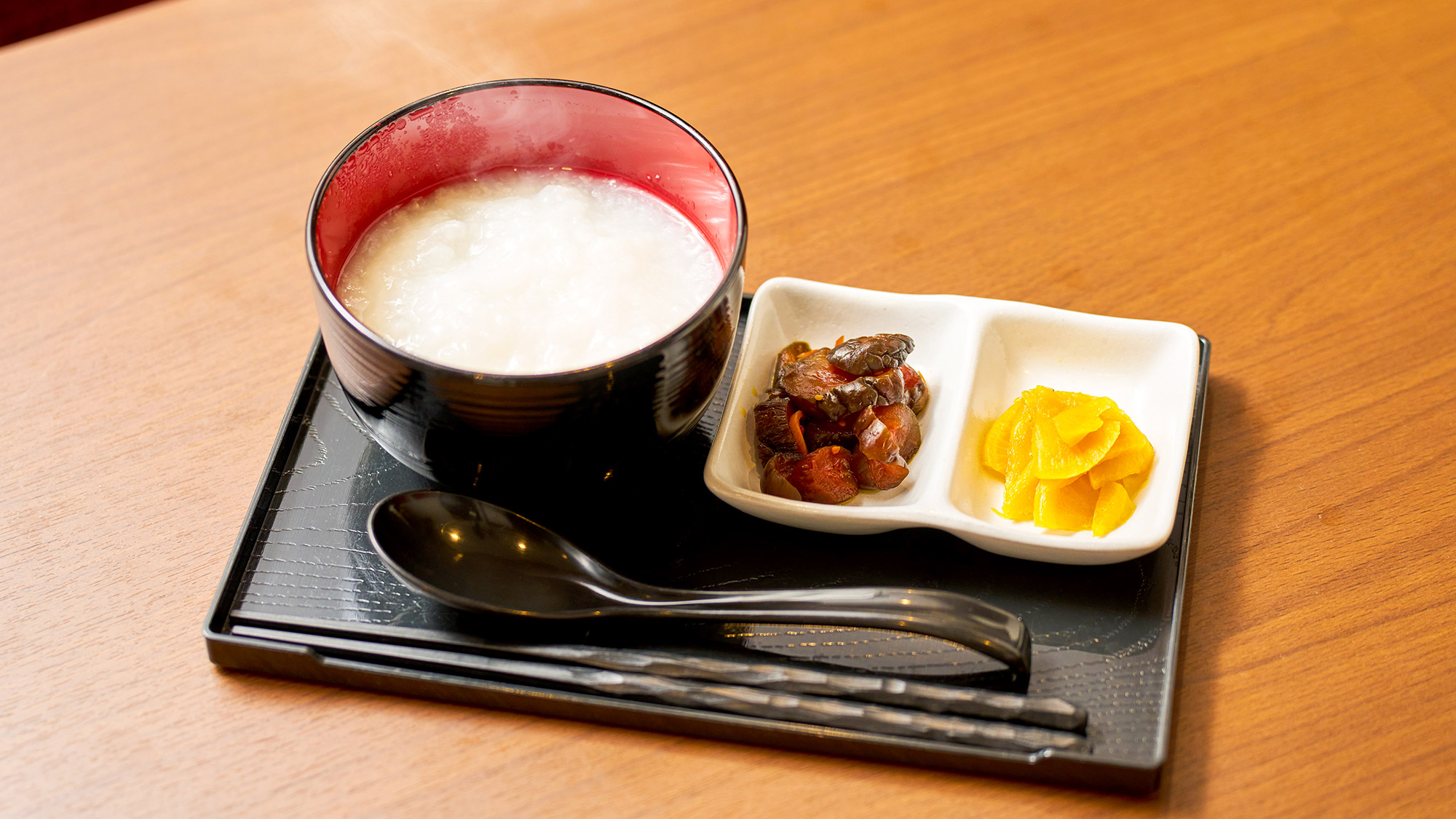 ・【朝食一例】お目覚めの体に優しいお粥の朝食をご用意しております（無料）