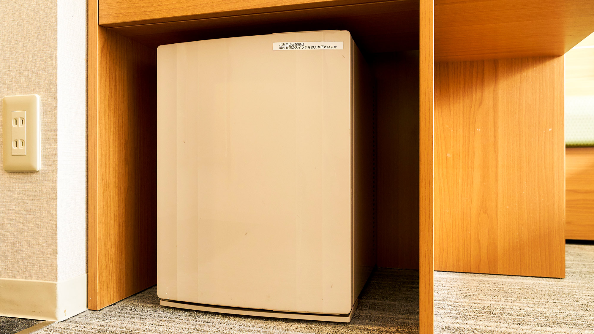 ・【ミニ冷蔵庫】各部屋にミニ冷蔵庫を完備しております。調達した食料やお飲み物の保冷に