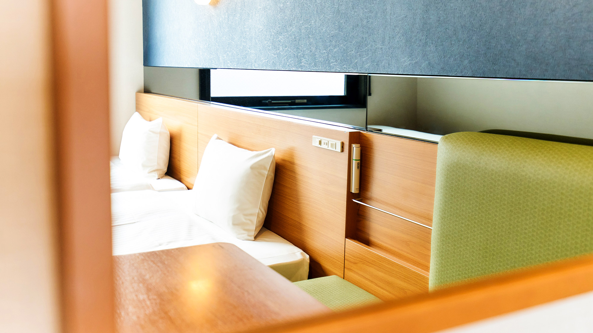 ・【ベッド】ベッドボードは就寝時に充電も可能なコンセント付き。ゆっくりお休みください