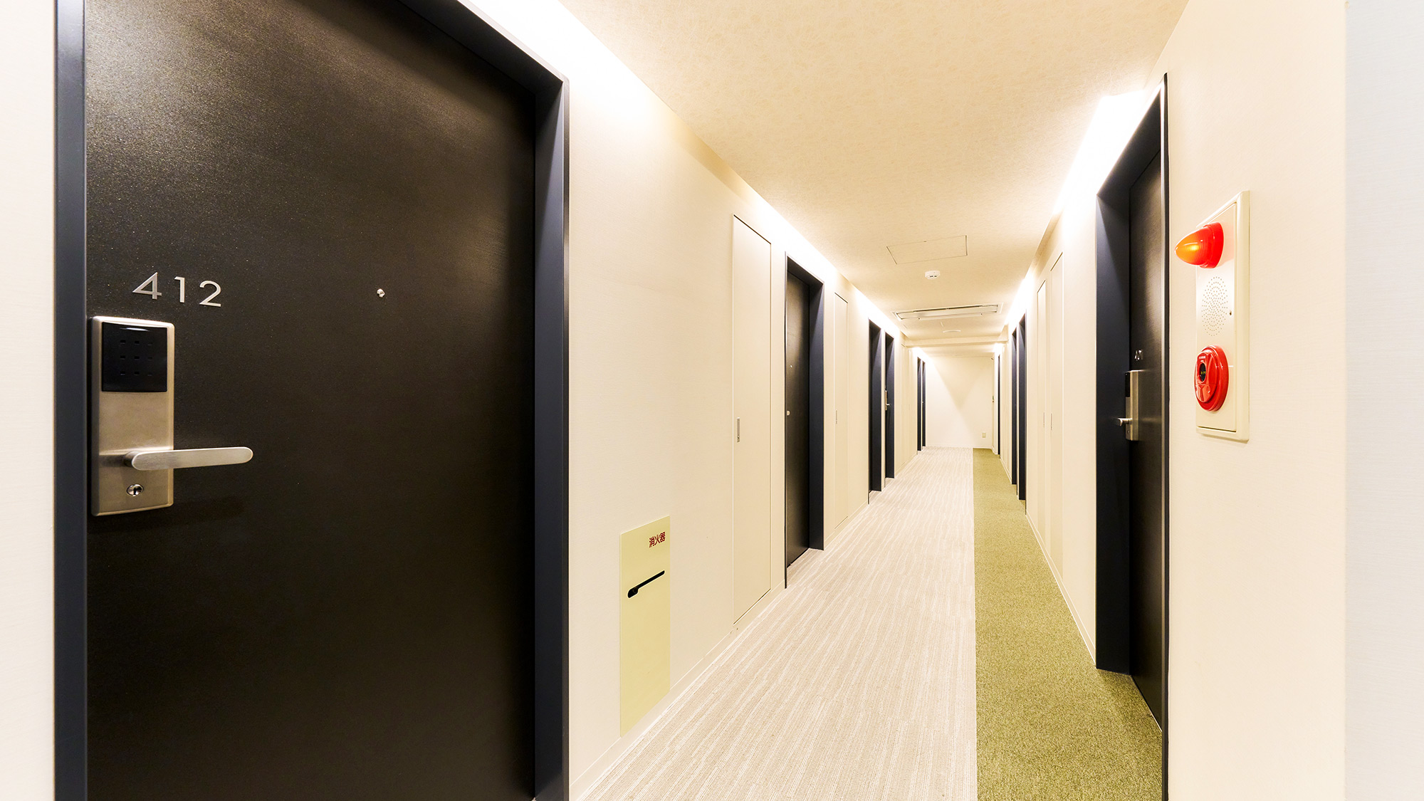 ・【館内廊下】お部屋は両側にございます。番号をご確認のうえお入りください