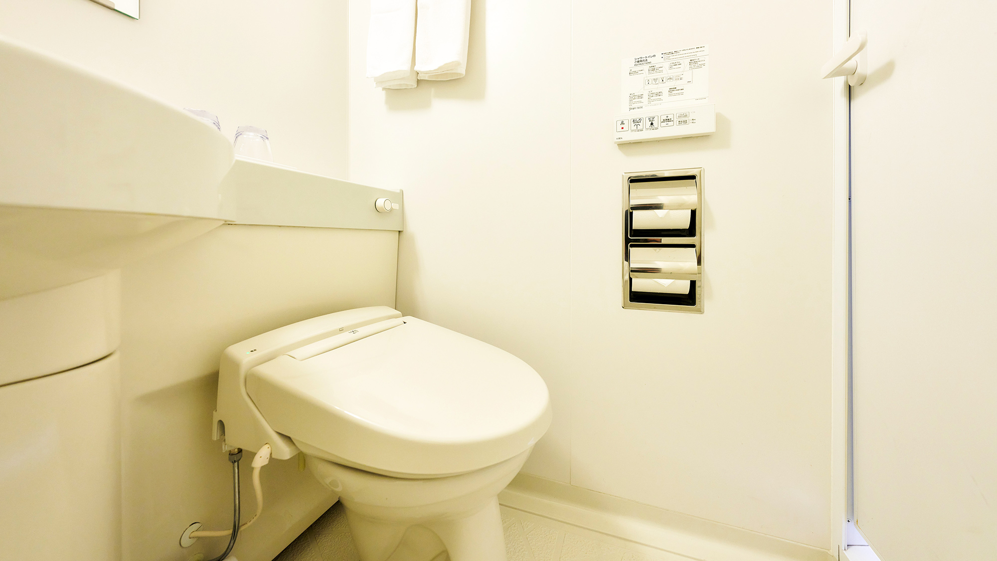 ・【トイレ】トイレは嬉しい温水洗浄機能付き。快適にご利用いただけます