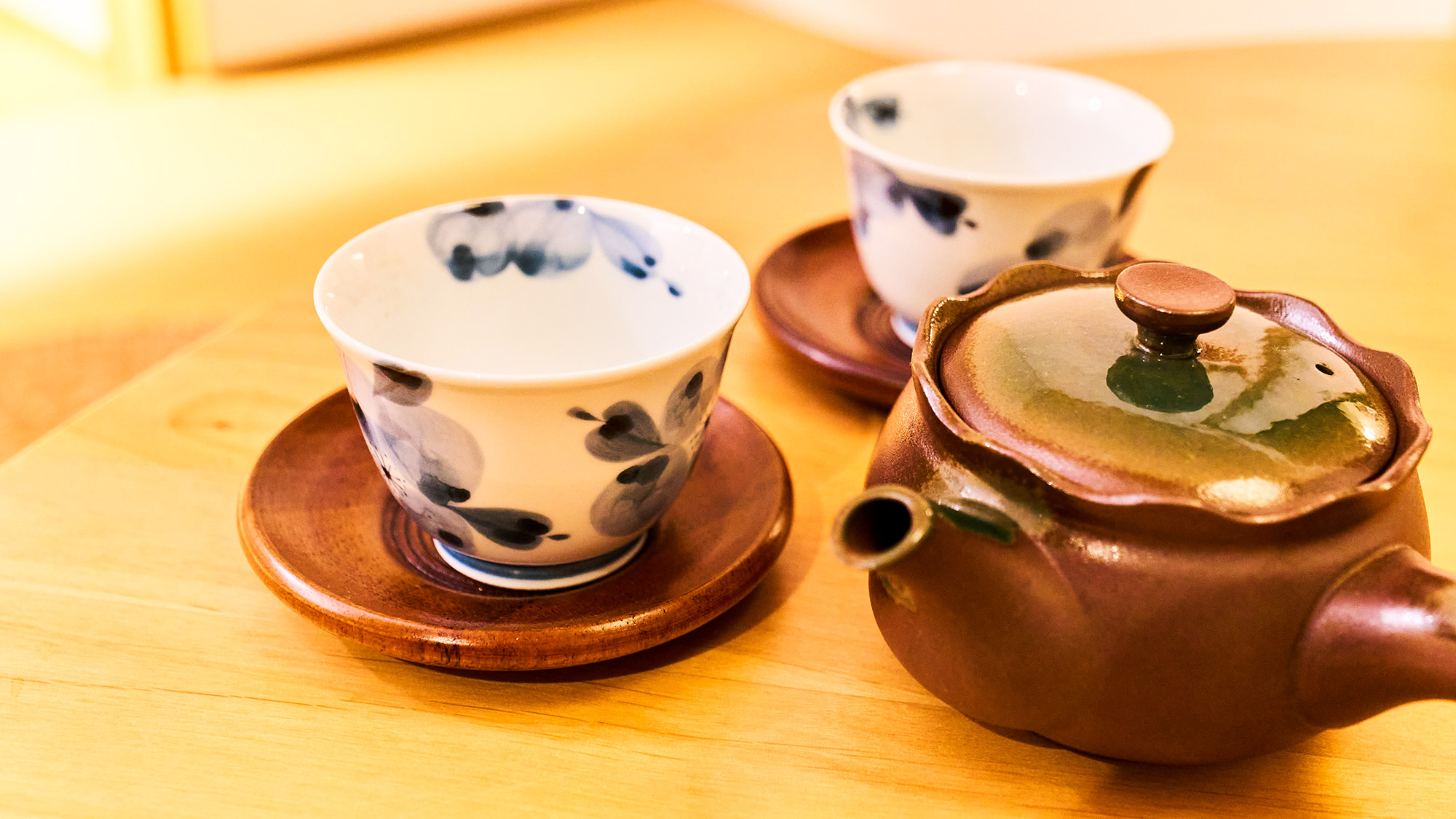 ・【特別和室】ちゃぶ台を囲んでお茶のひと時。木の温もりを感じる落ち着いた空間です