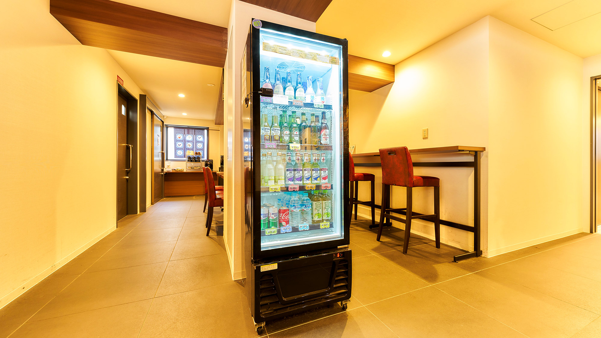 ・【ビバレッジ】お飲み物はこちらの冷蔵庫にて販売しております