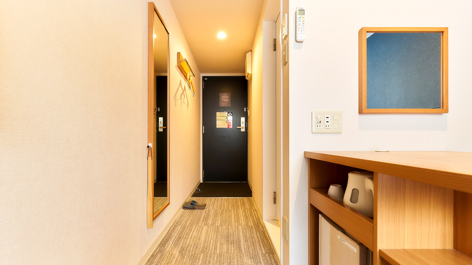 ・【シングルルーム】コンパクトで使い勝手が良く、明るいインテリアが居心地の良いお部屋です