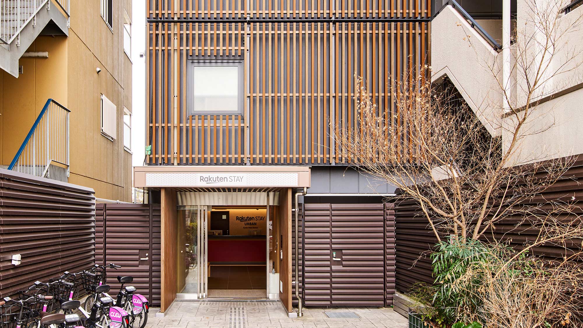 ・【エントランス】フロントへの入口です