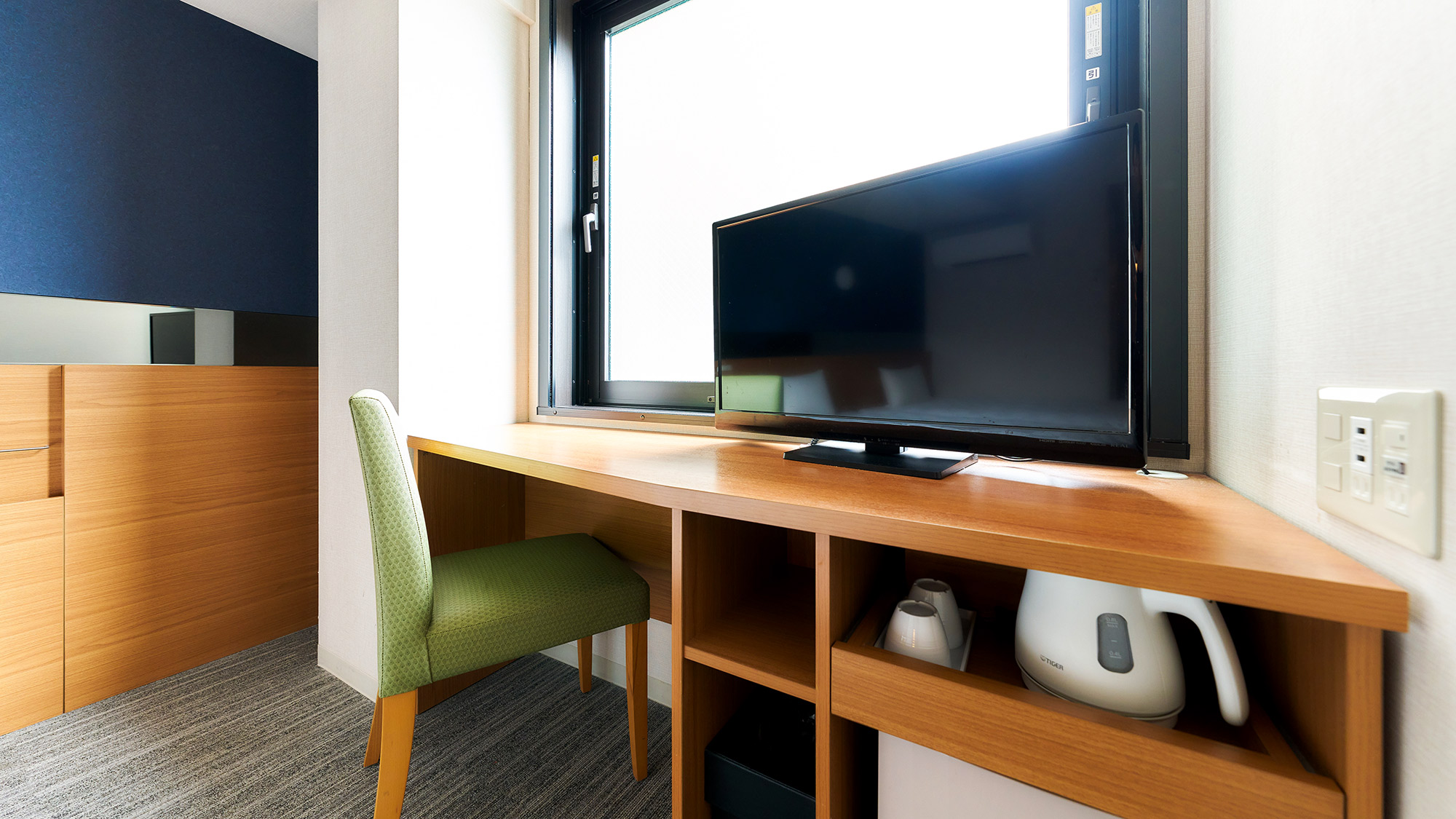 ・【ツインルーム】全室に木目を活かした机を配置。快適なホテルライフをお過ごしください