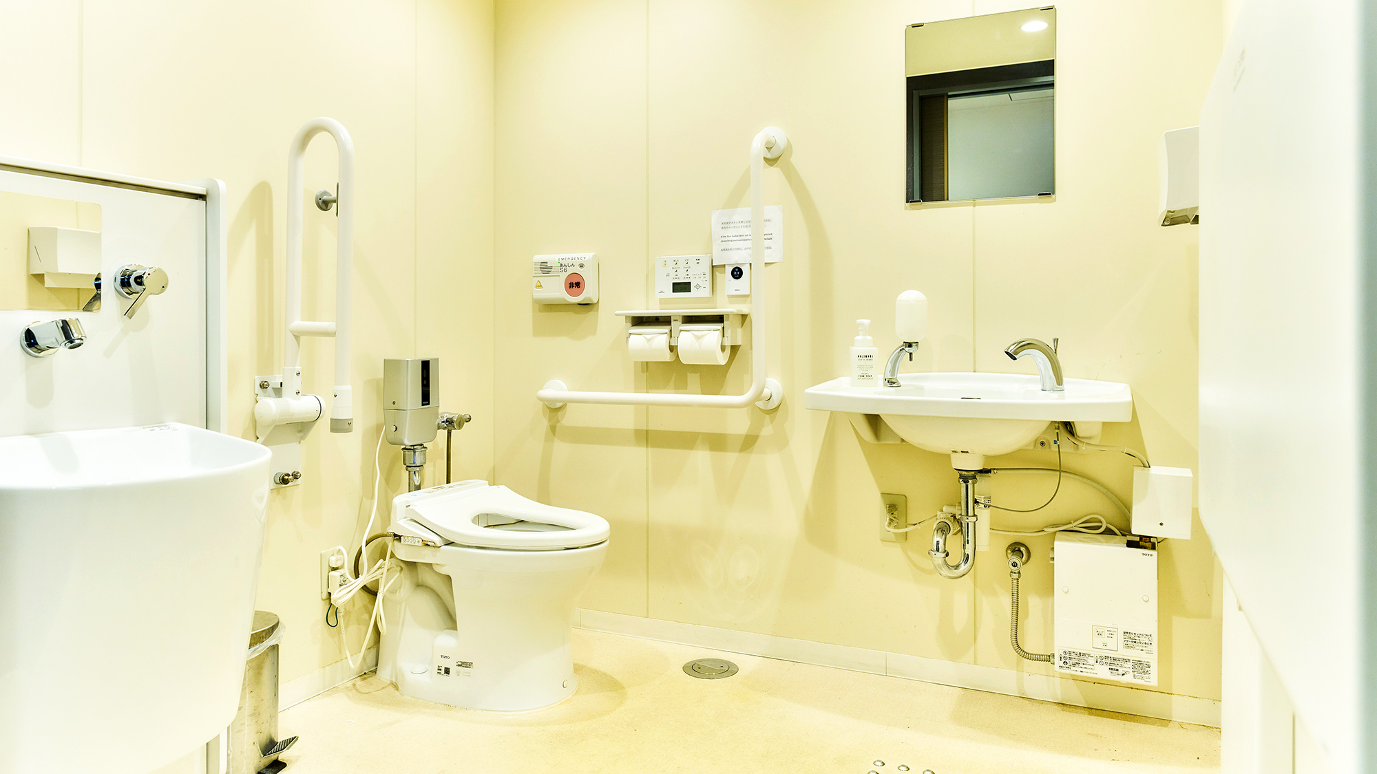 ・【多機能トイレ】様々な方に使いやすいユニバーサルデザイン。ご安心してご利用ください