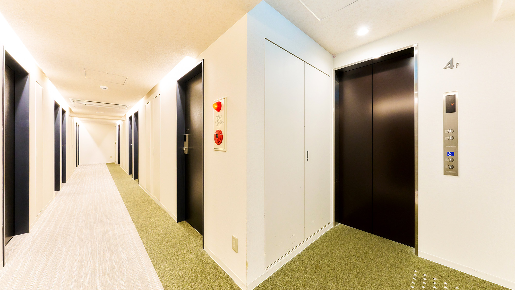 ・【館内廊下】明るく開放的な雰囲気の廊下で皆さまをお迎えします