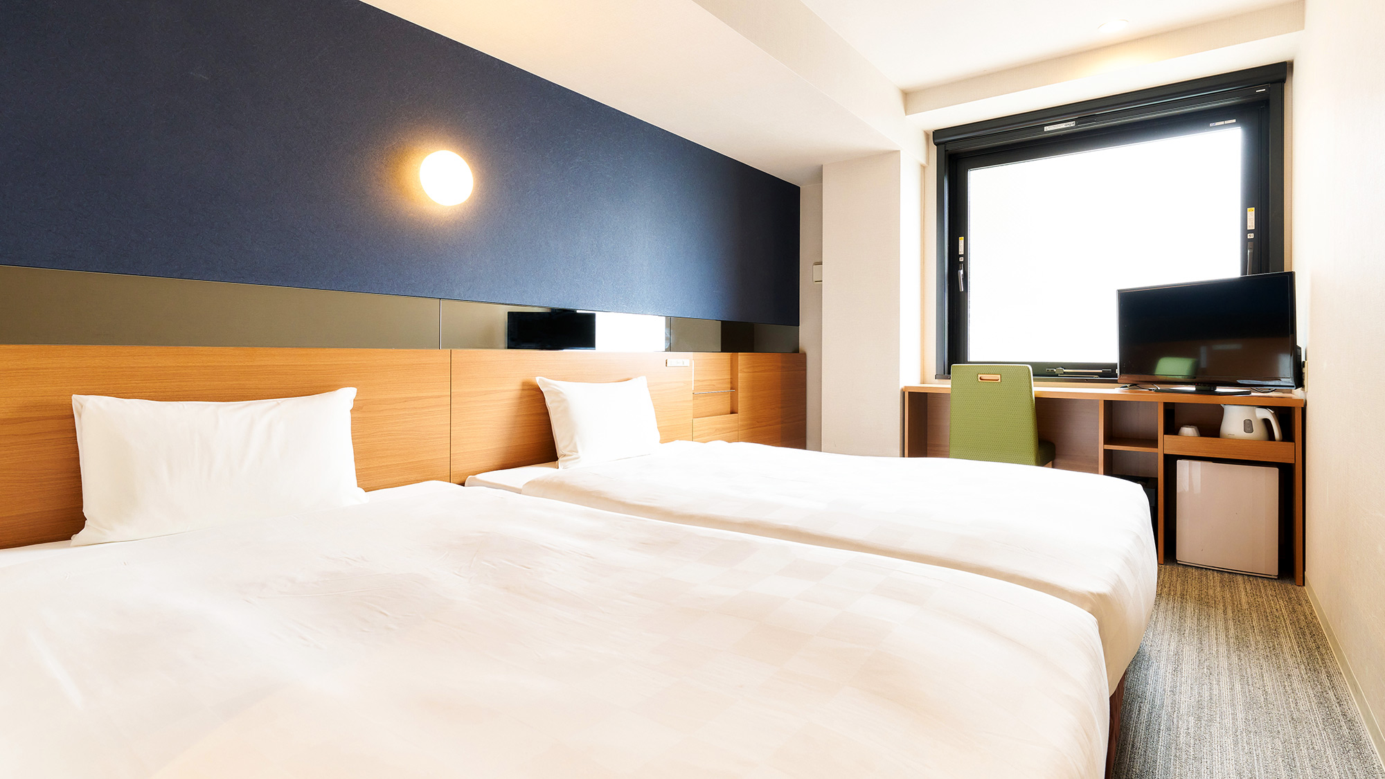 ・【ツインルーム】館内には洗濯乾燥機や電子レンジなども完備し、長期滞在の方にも好評です