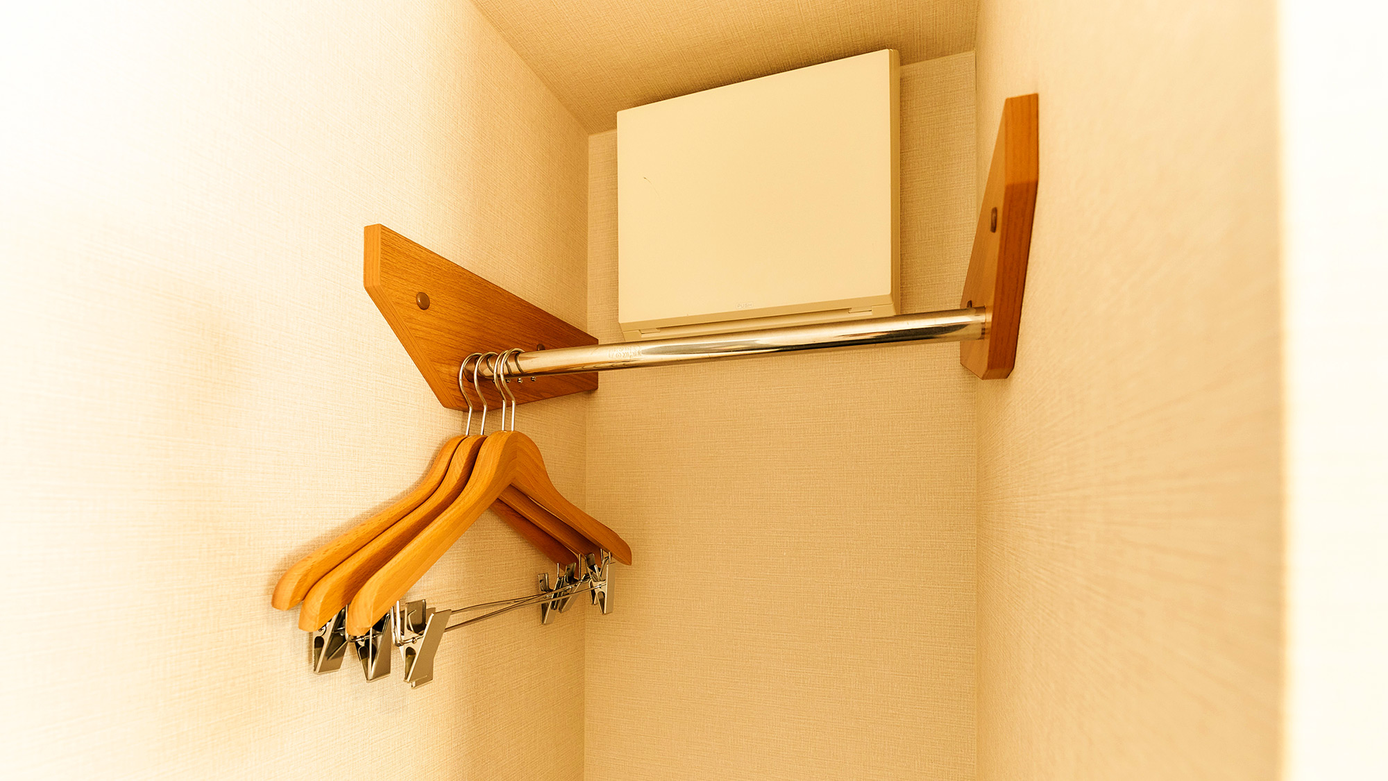 ・【ハンガーラック】スペースがあるため連泊時などに多めの洋服でも安心です