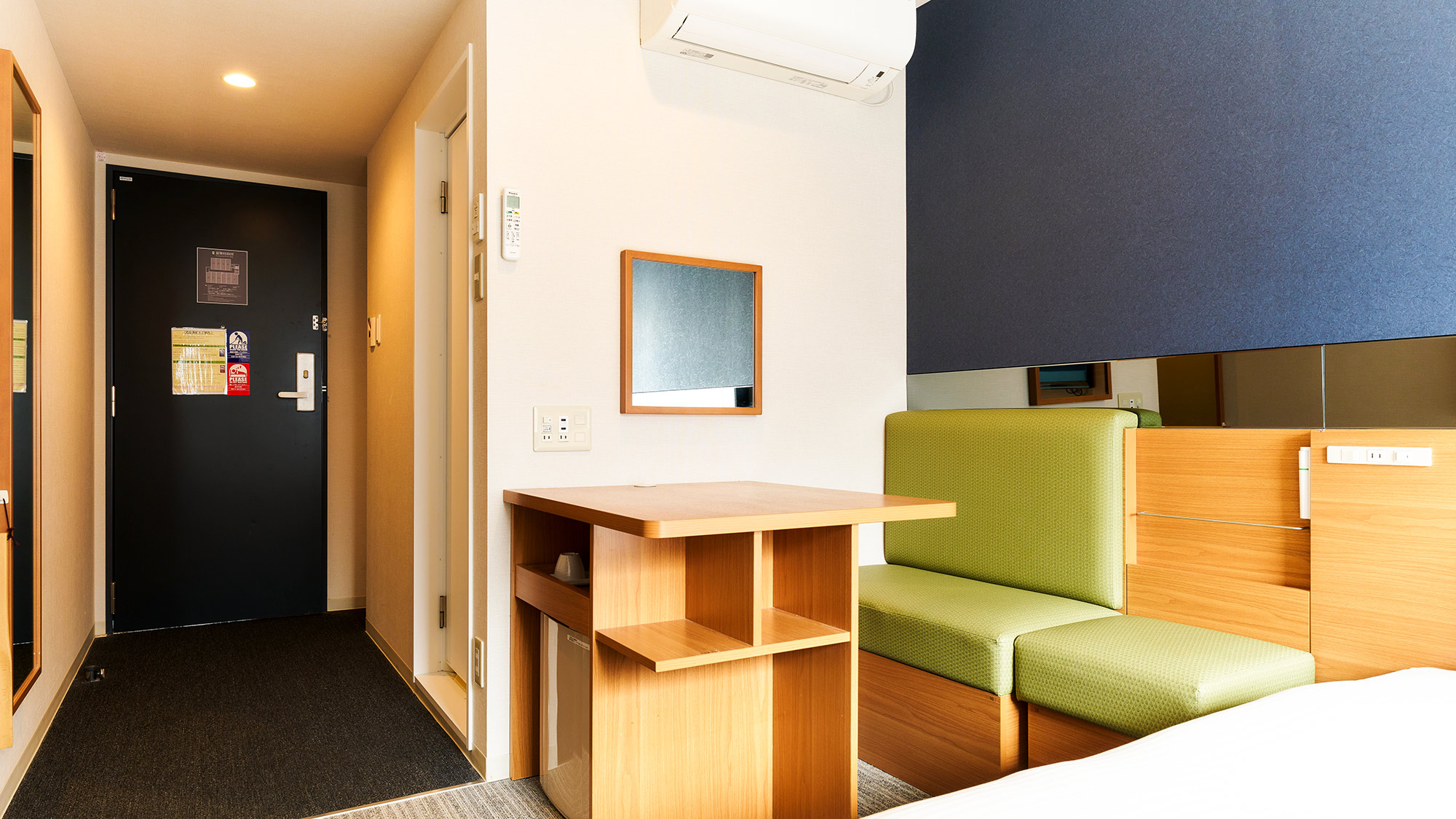 ・【ツインルーム】お仕事や読書などのちょっとした作業に使いやすいデスクがございます