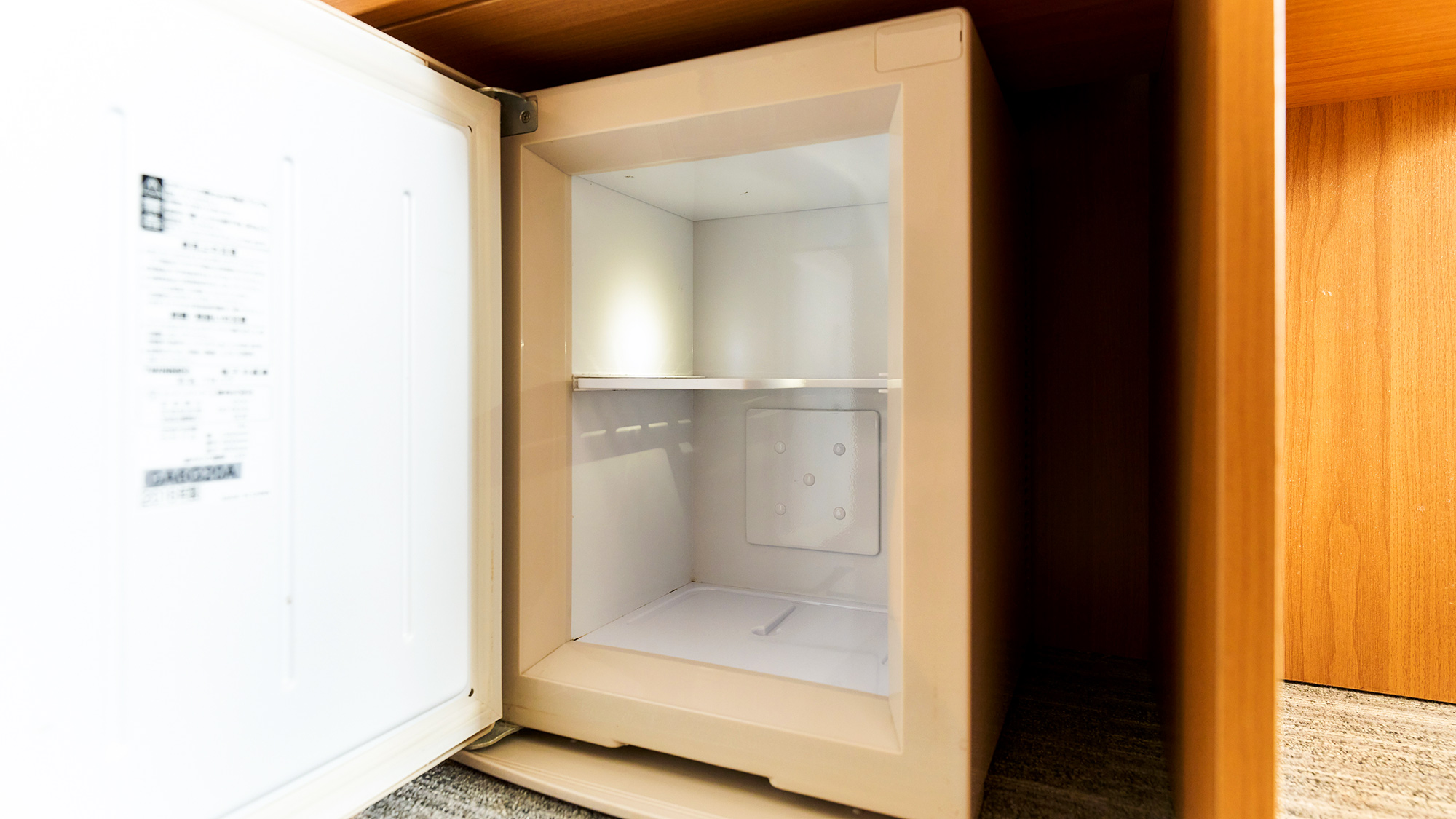 ・【ミニ冷蔵庫】冷たい飲み物や食べ物も気兼ねなくお持ち込みいただけます(※冷凍なし)