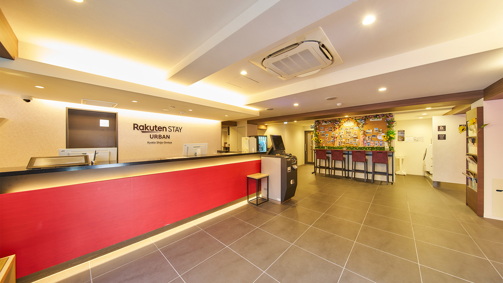 ・【フロント】フロントデスクにはチェックイン端末と椅子がございます