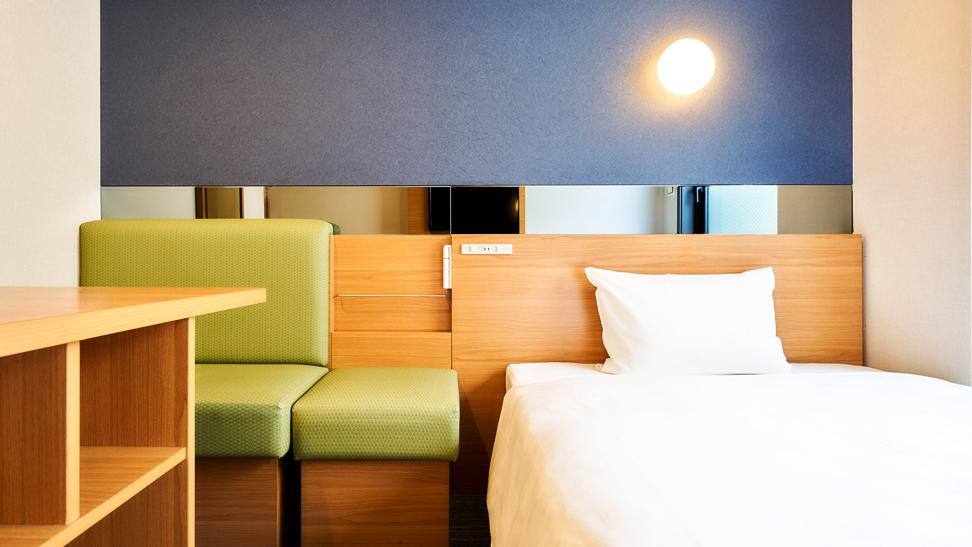 ・【シングルルーム】デスク、鏡、冷蔵庫、テレビ付きで、仕事やリフレッシュに最適な空間です