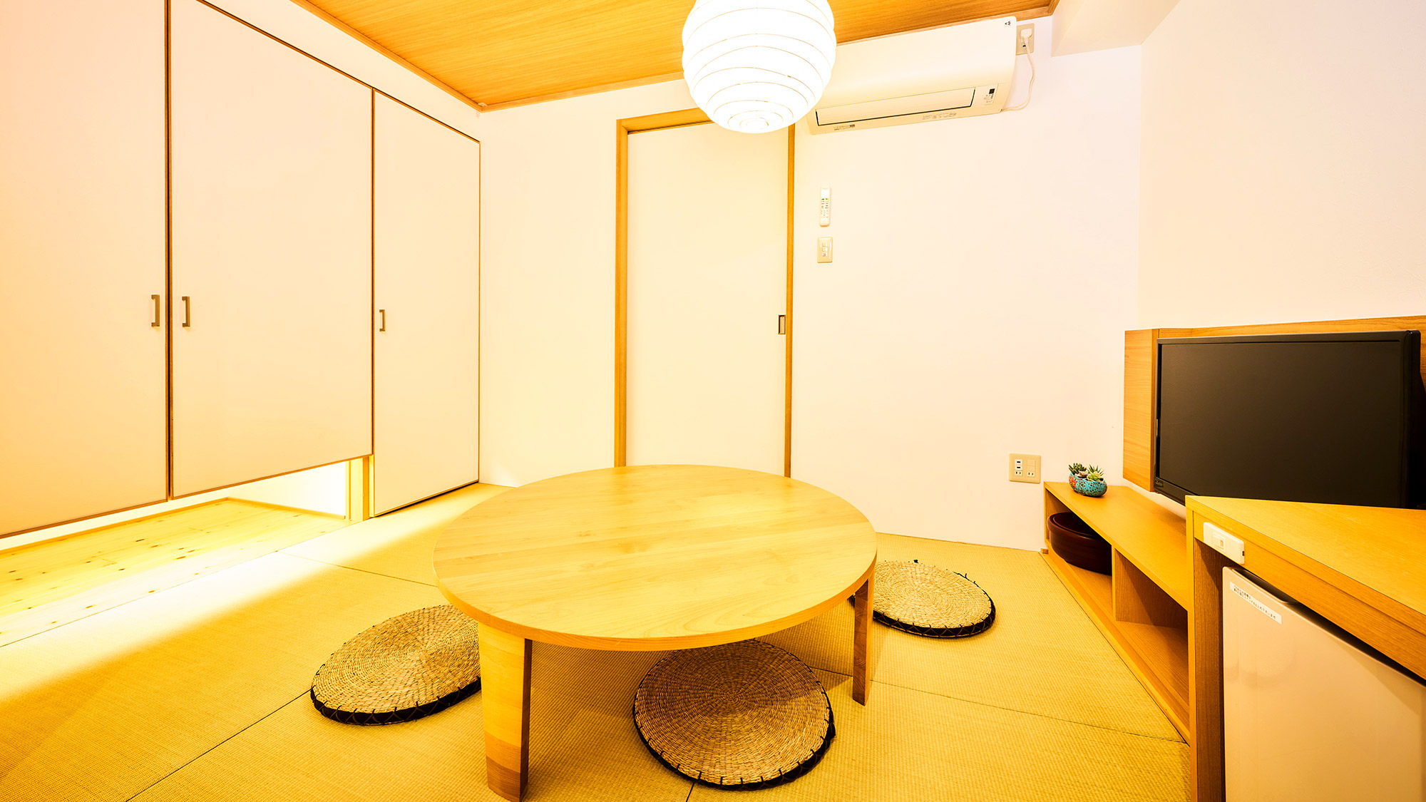 ・【特別和室】ちゃぶ台を囲んでお茶のひと時。木の温もりを感じる落ち着いた空間です