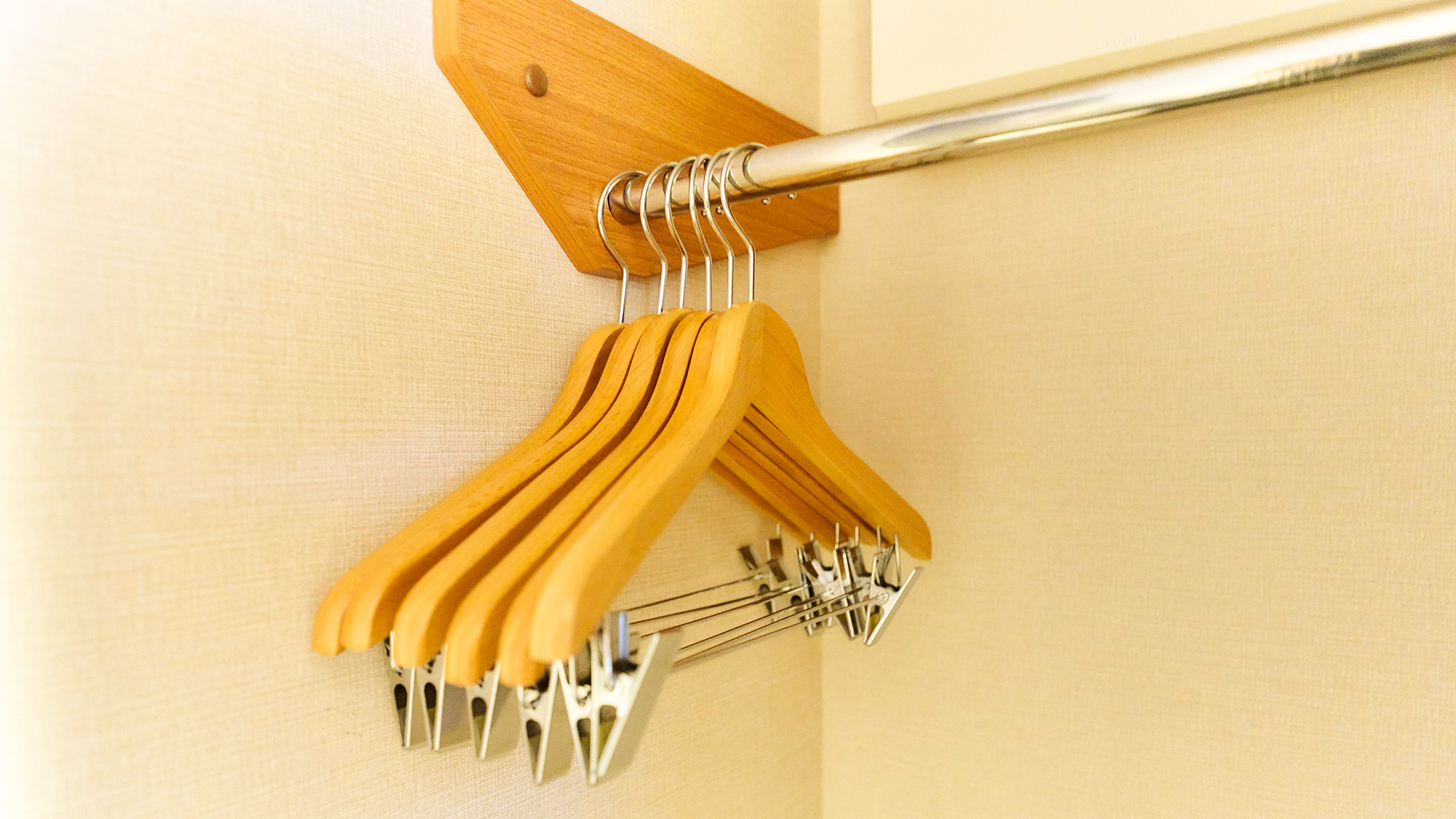 ・【ハンガーラック】上着だけでなく、パンツやスカート類も収納いただけます