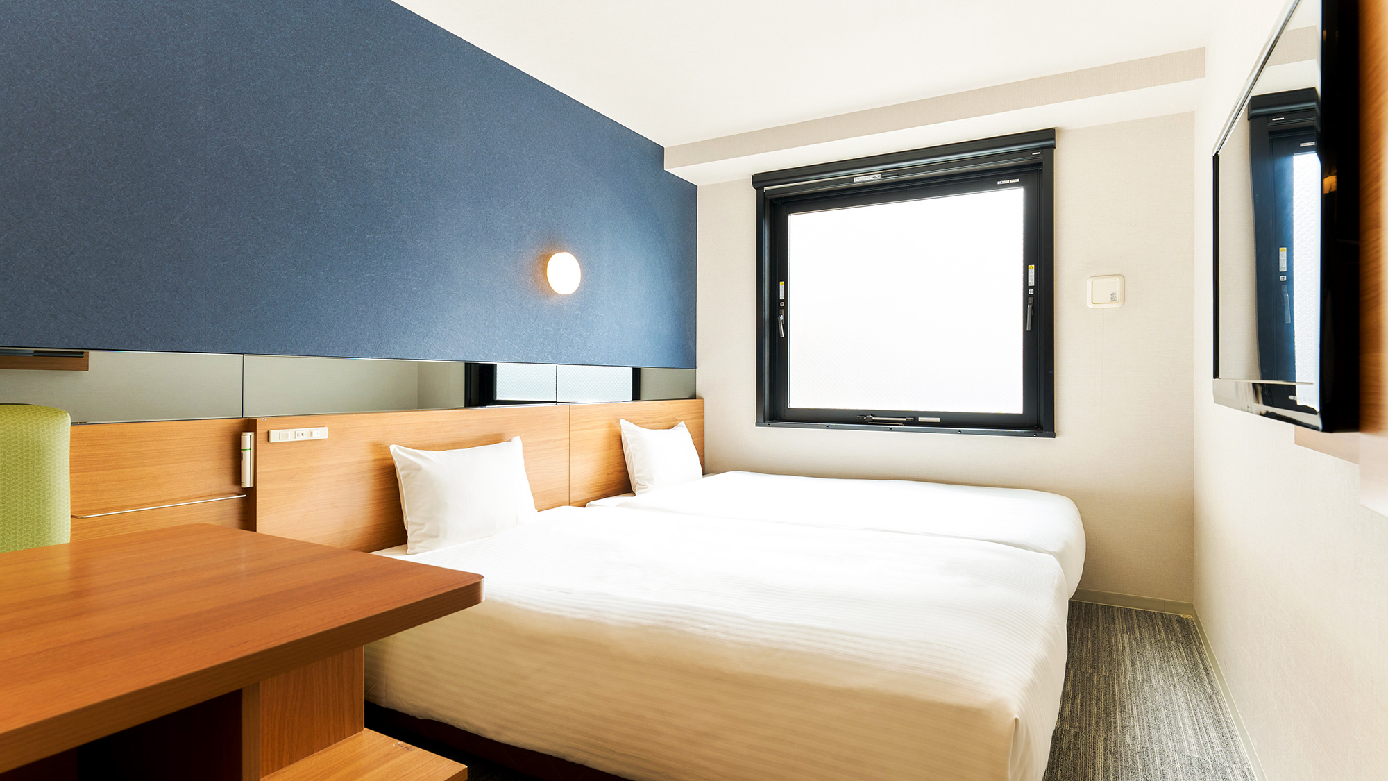 ・【ツインルーム】館内には洗濯乾燥機や電子レンジなども完備し、長期滞在の方にも好評です