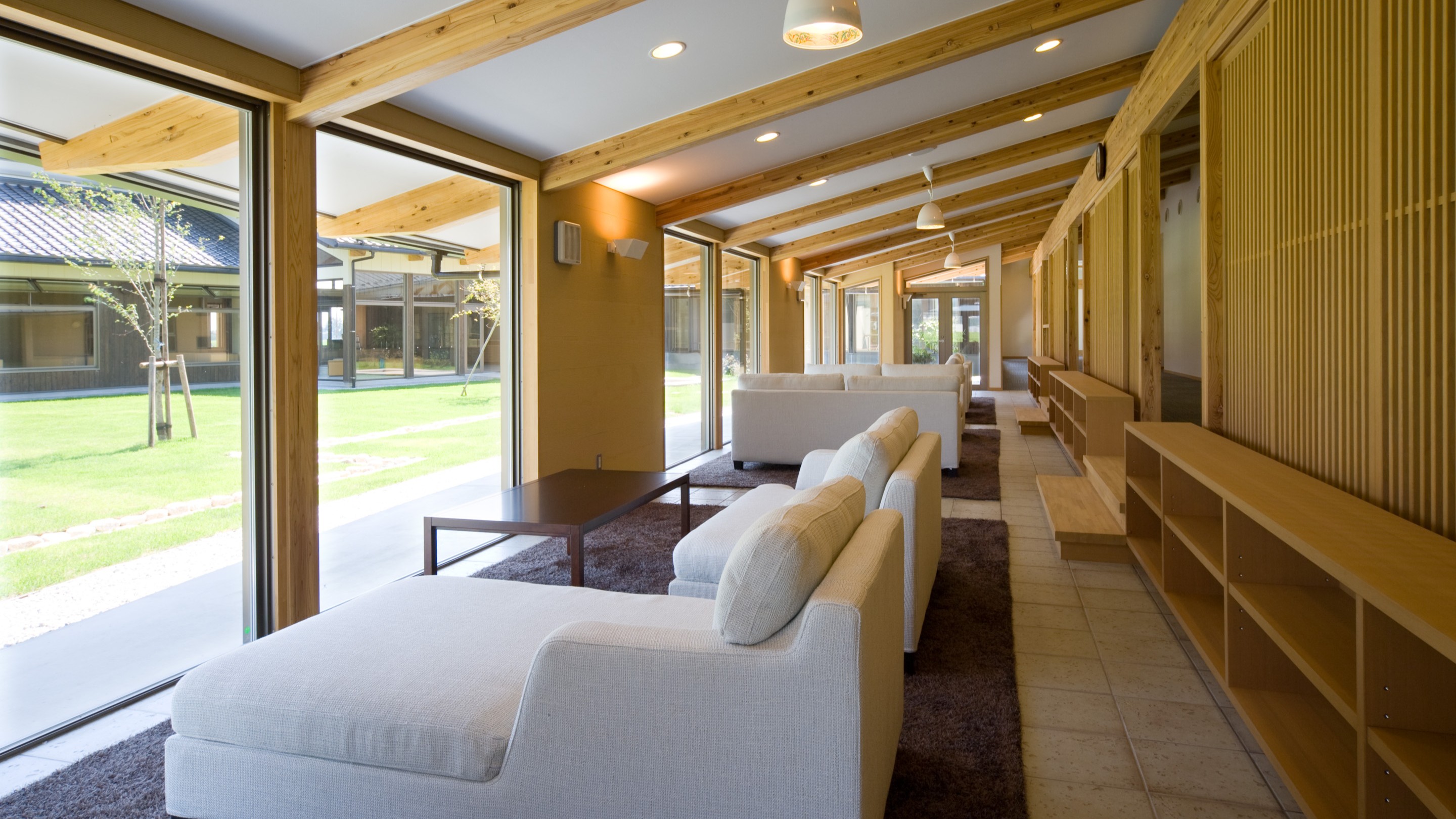 お部屋を出るとソファーでゆったり宿泊専用寛ぎスペース