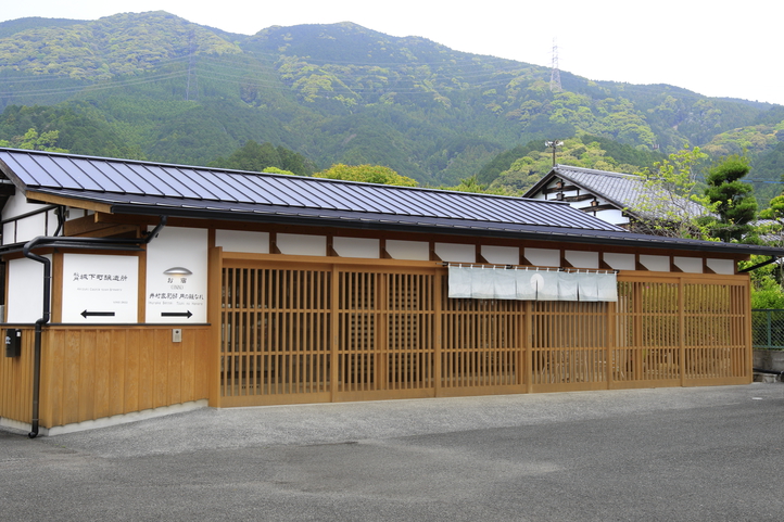 本館　正面入口
