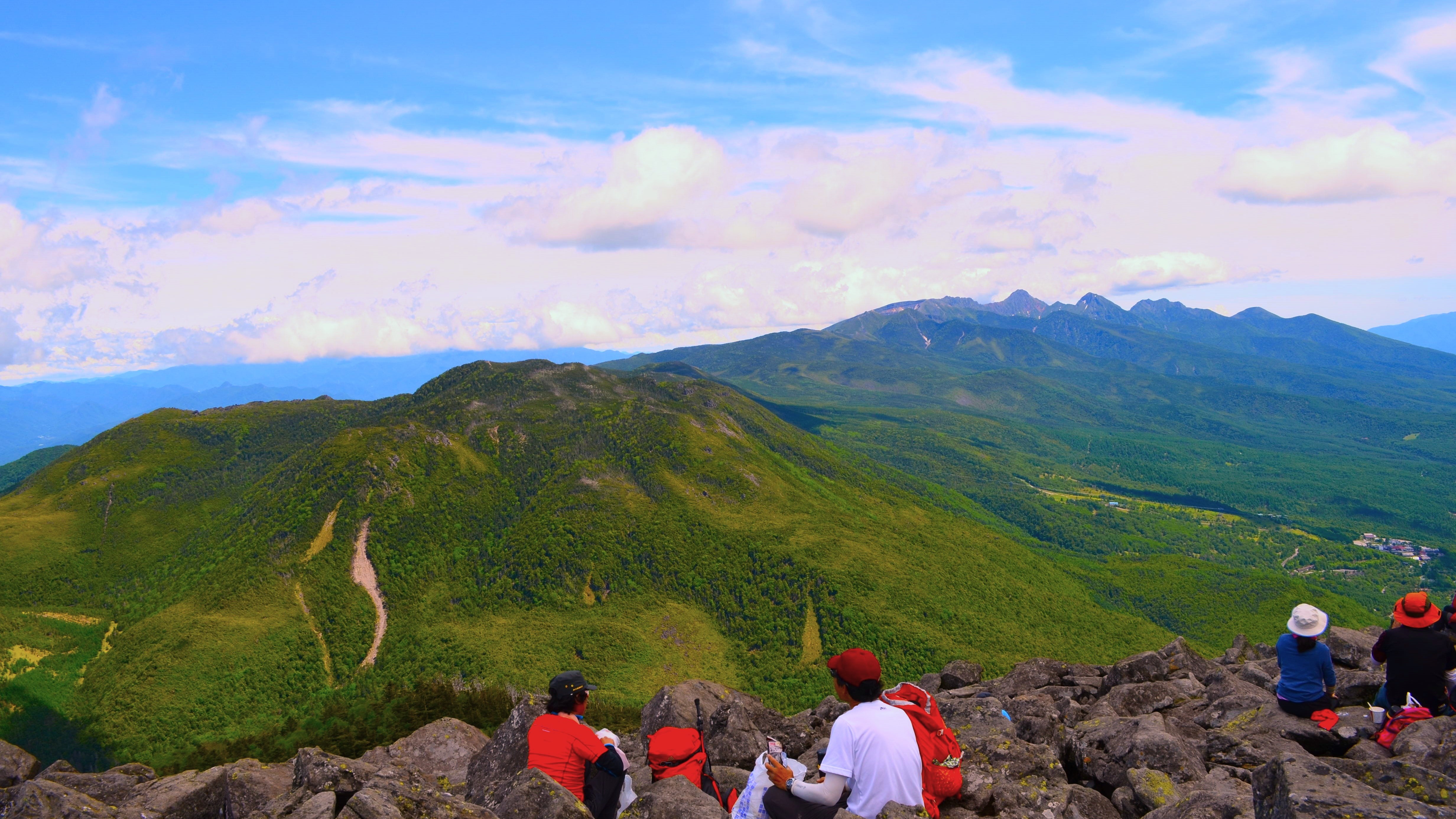 蓼科山山頂から八ヶ岳連峰を望む