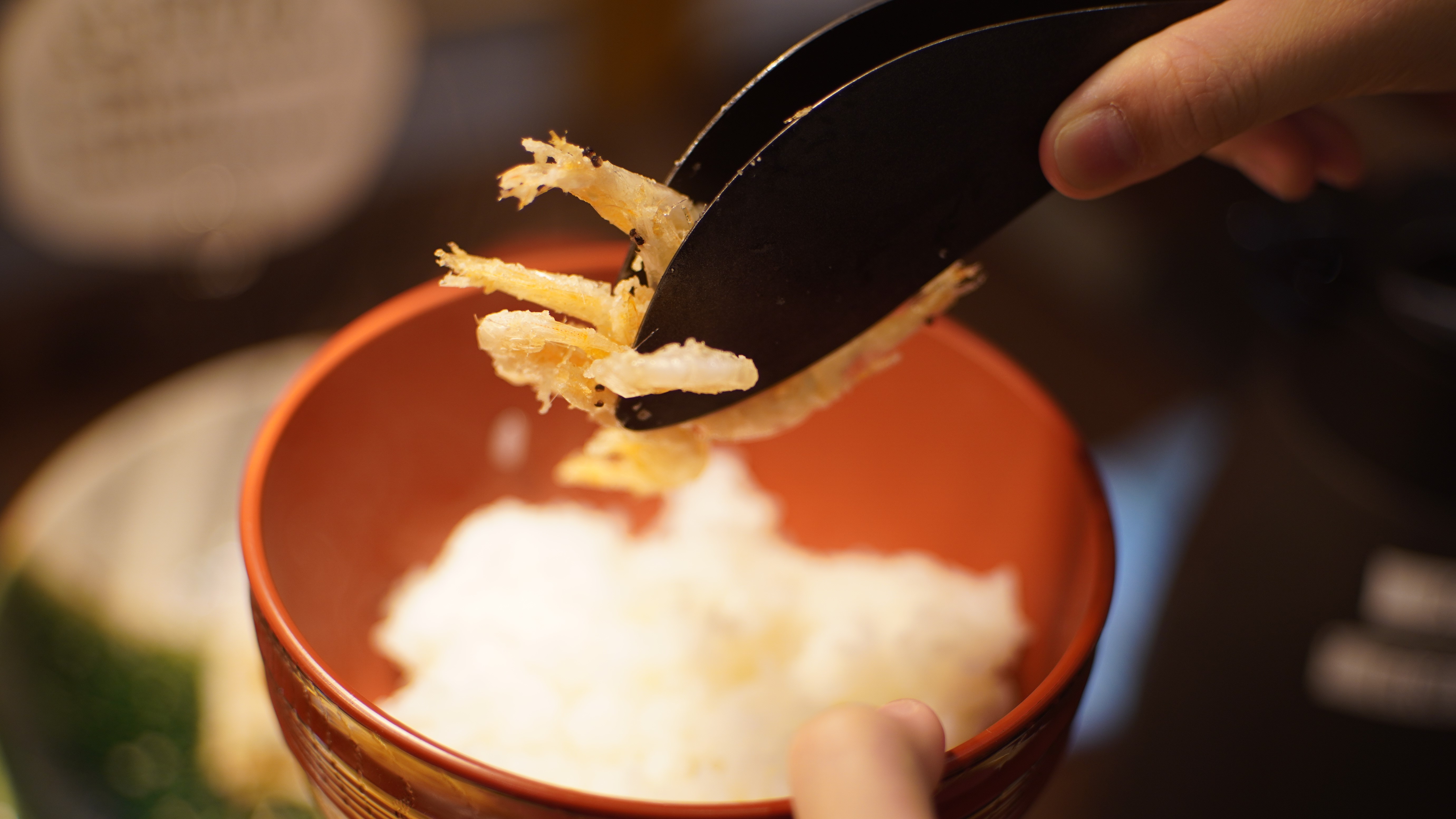 白エビの唐揚げをご飯にのせて贅沢白エビ丼♪