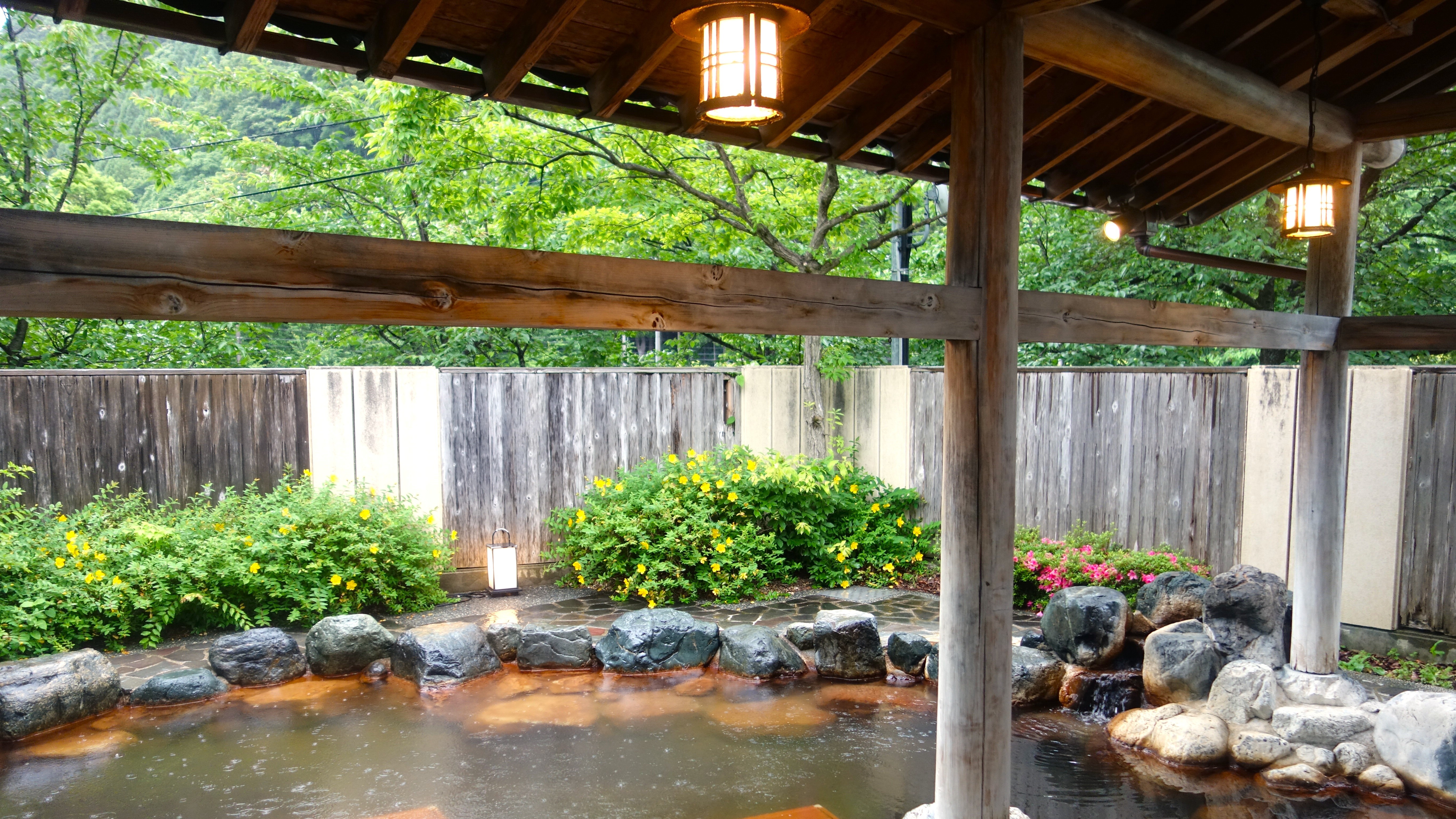 雨模様の天候での露天風呂入浴もなかなか乙なものですよ♪雨も滴る男姓と女性(笑)