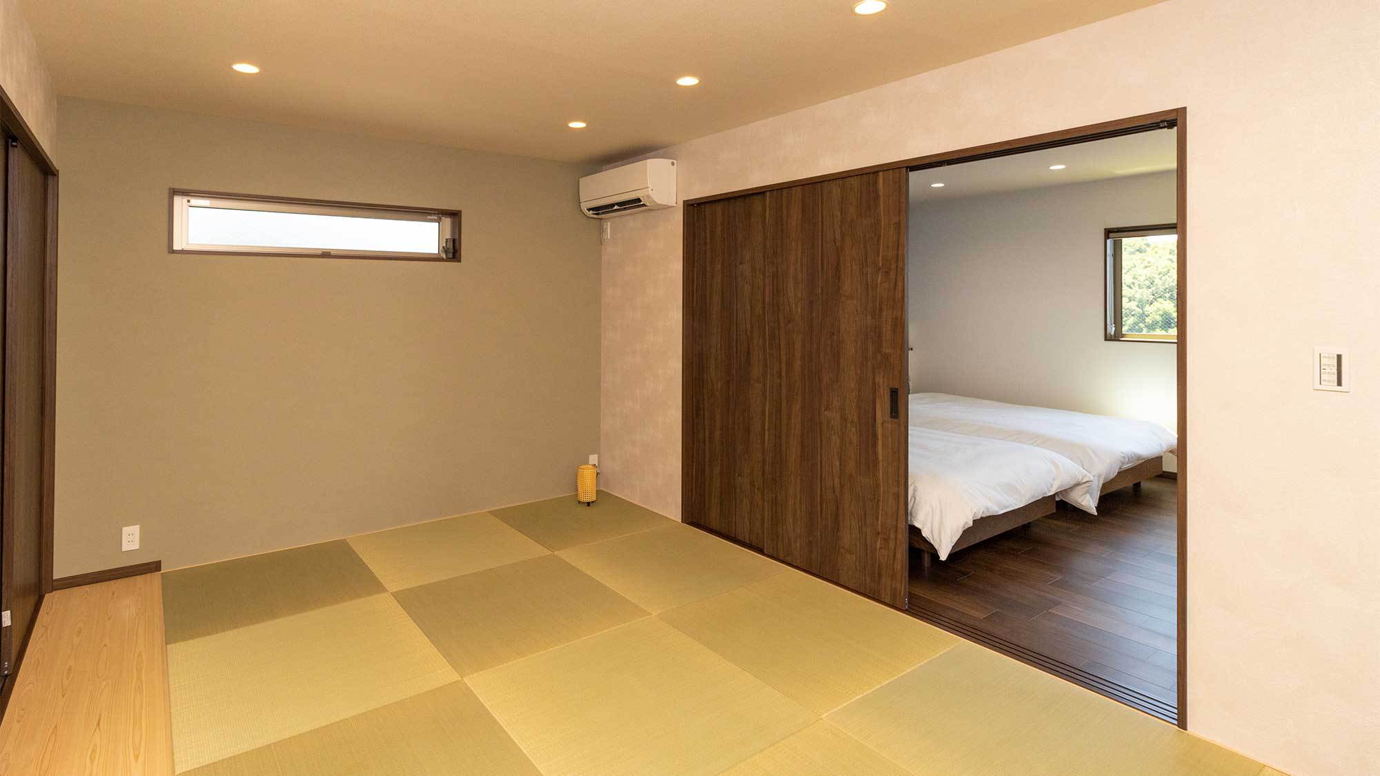 ・【和室】琉球畳を使用したモダンなお部屋。布団4組を敷くことができます