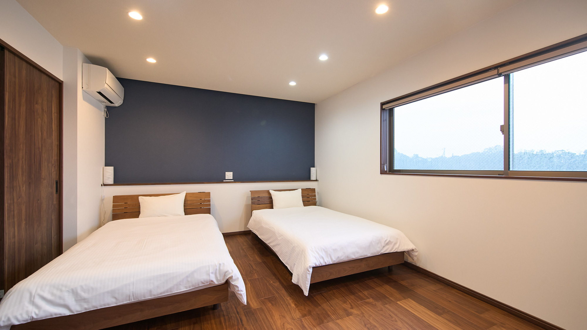 寝室2：セミダブルベッド2台