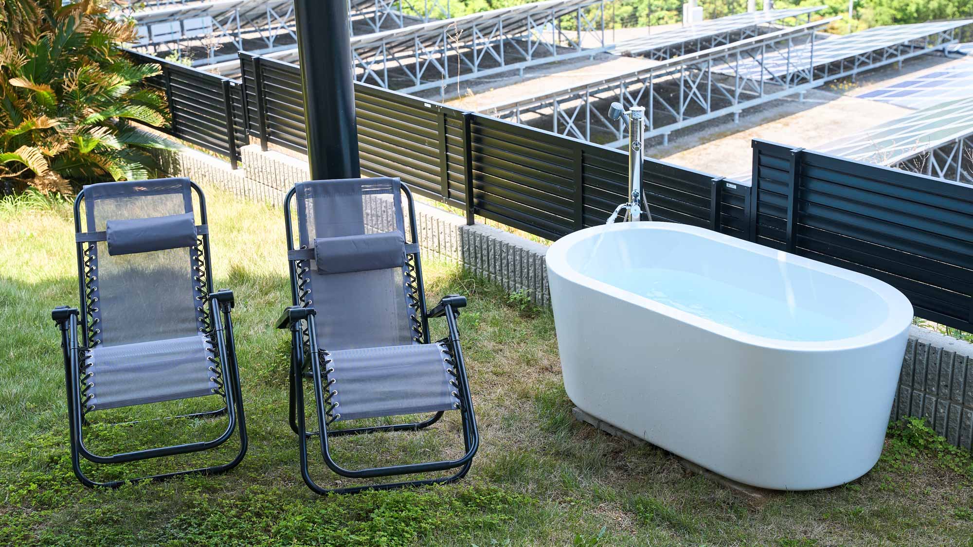 開放感のある外気浴スペース・水風呂