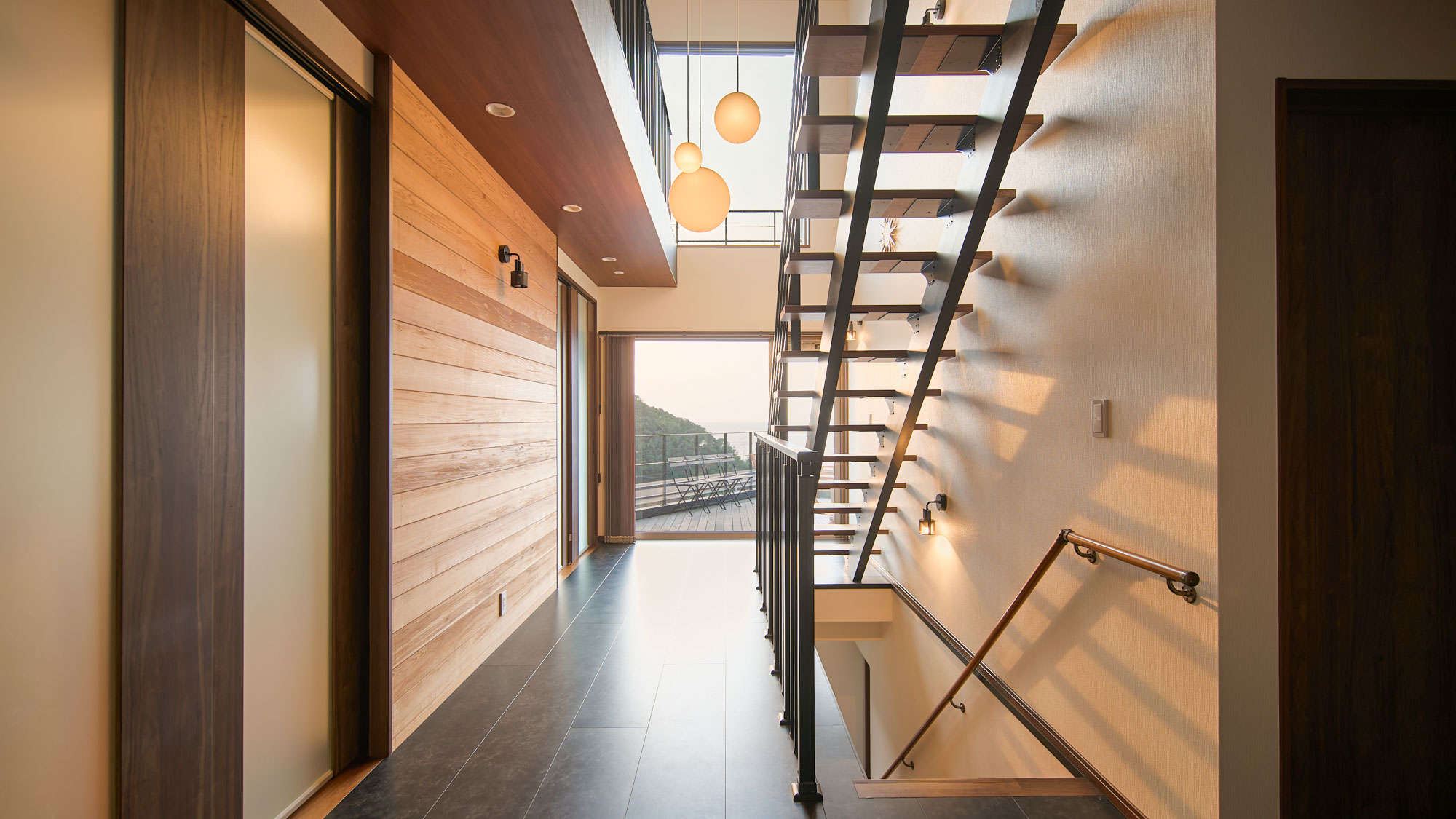 内観：廊下も開放的。玄関からも、大きな窓の向こうに海が見えます。