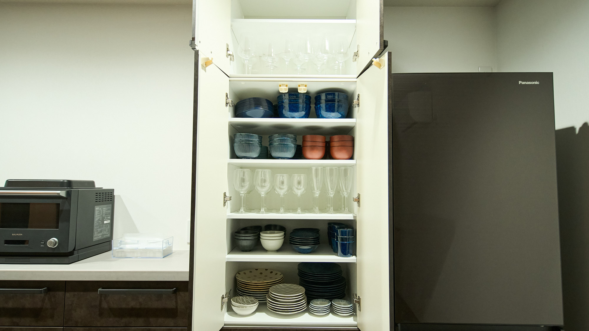 キッチン備品：食器類　ワイングラスもご用意しています